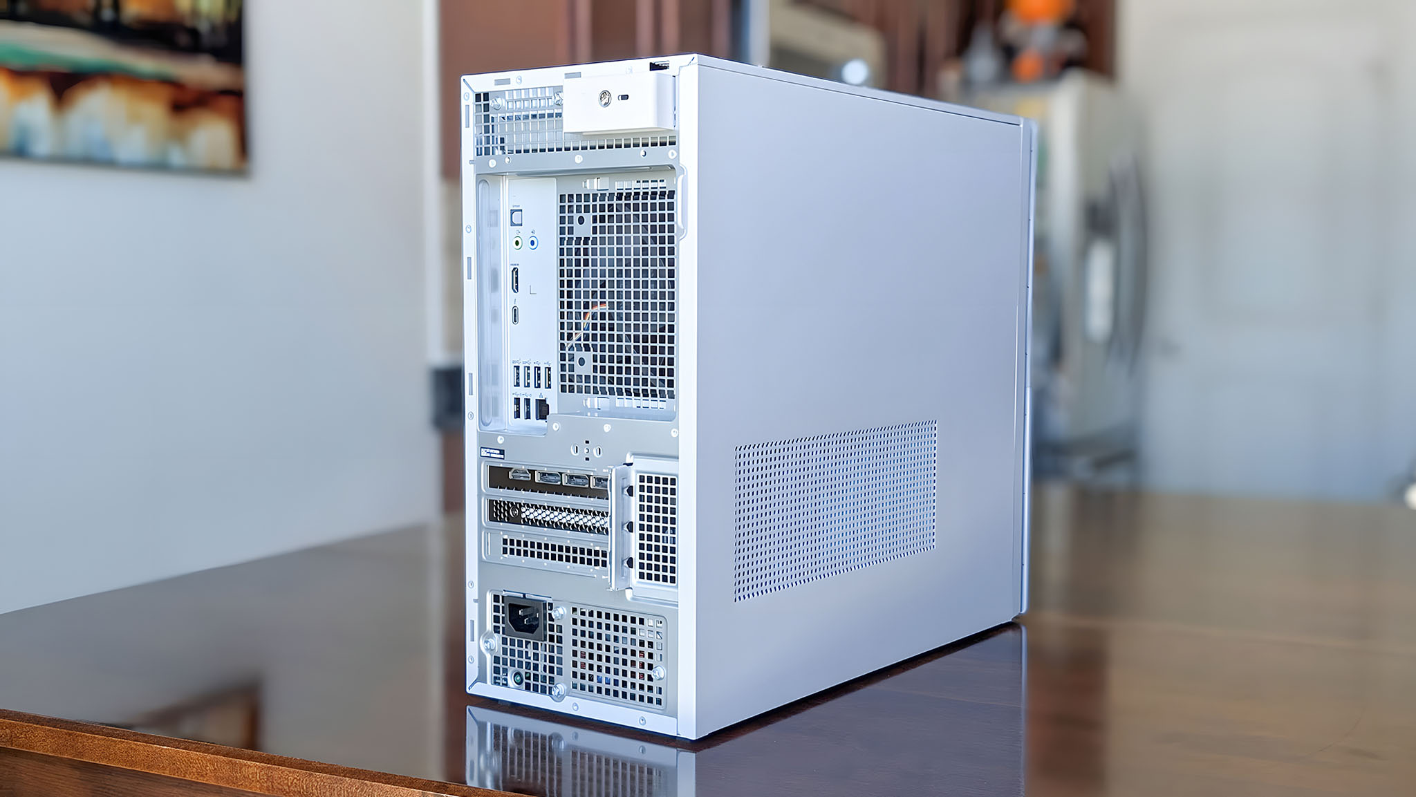 Вид сзади Dell Tower Plus