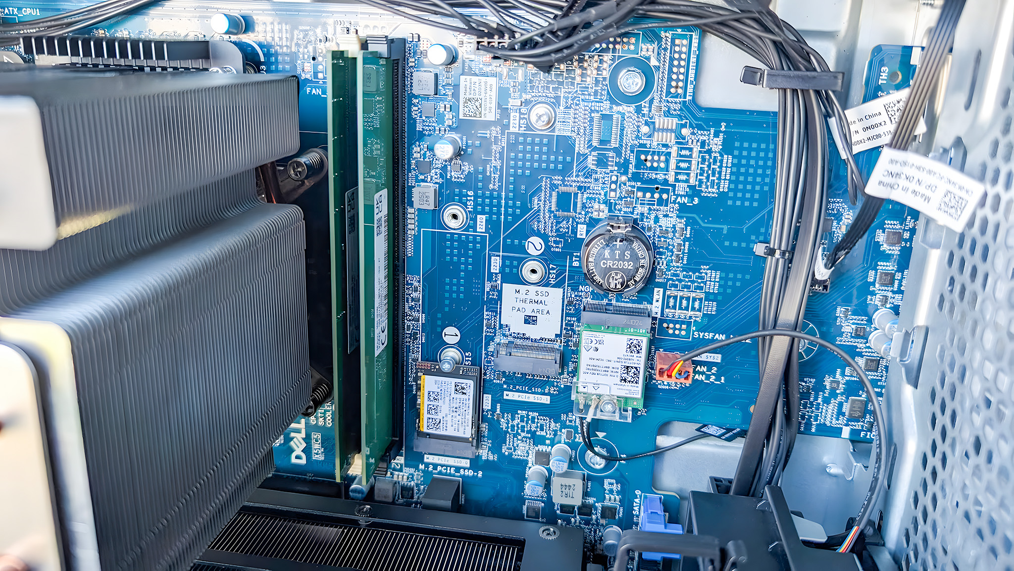 Слоты RAM и SSD Dell Tower Plus