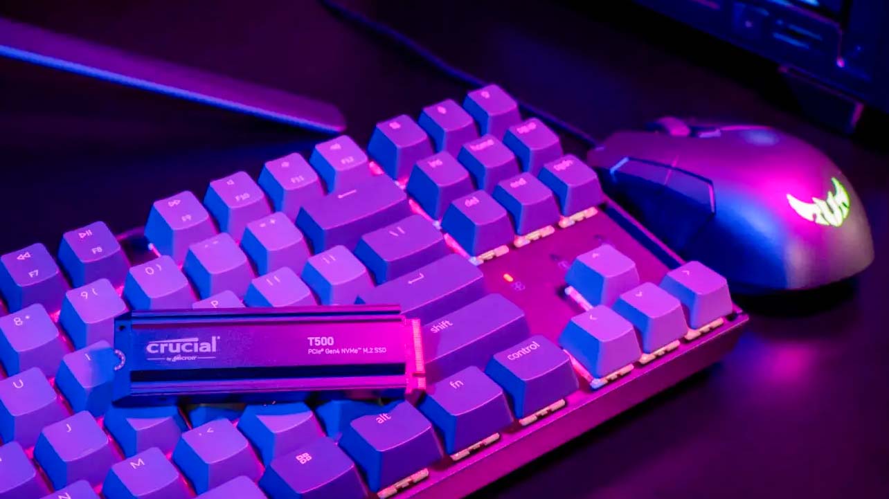 Crucial T500 1TB SSD с радиатором на механической игровой клавиатуре.