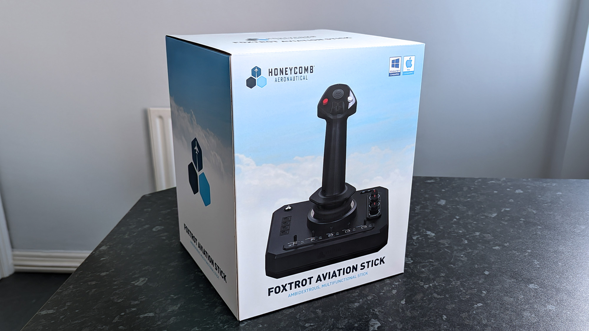 Honeycomb Aeronautical Foxtrot Aviation Stick в коробке на столе с мраморным узором