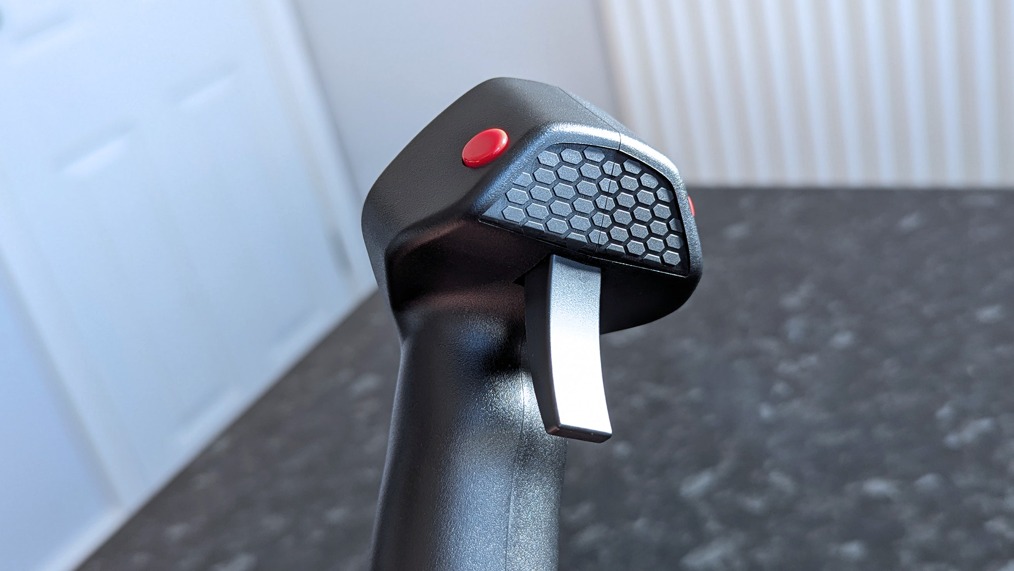 Паттерн Honeycomb на нижней стороне джойстика Foxtrot Aviation Stick на столе с мраморным узором