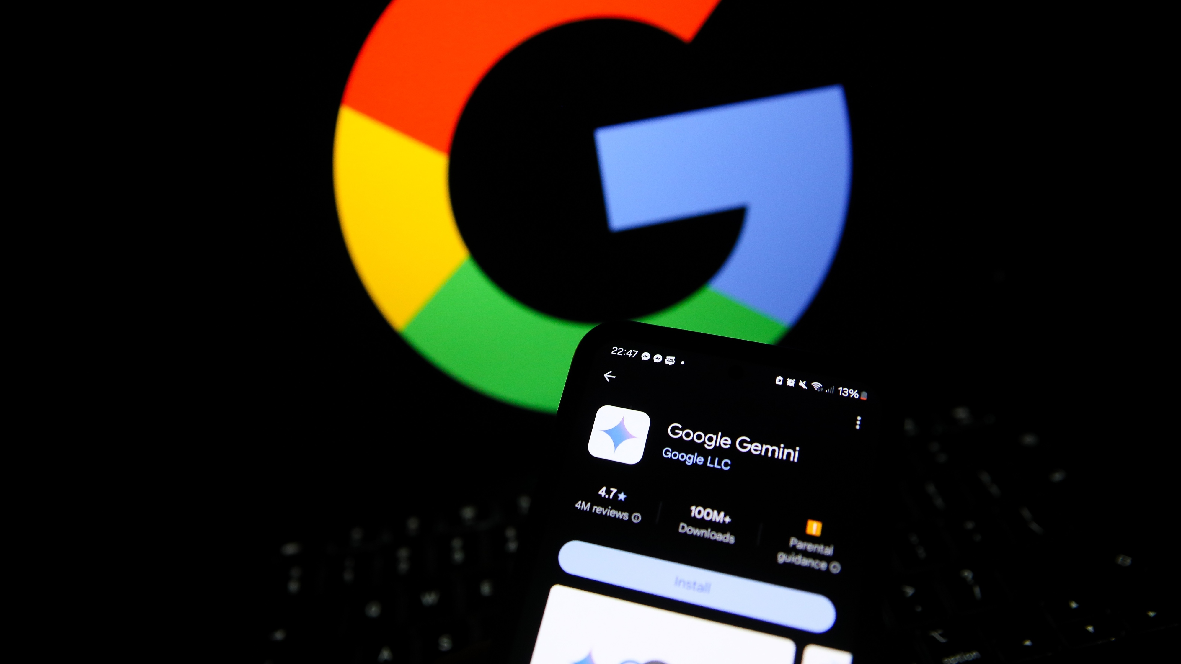 Отображается логотип Google Gemini на телефоне, а логотип Google - на ноутбуке.