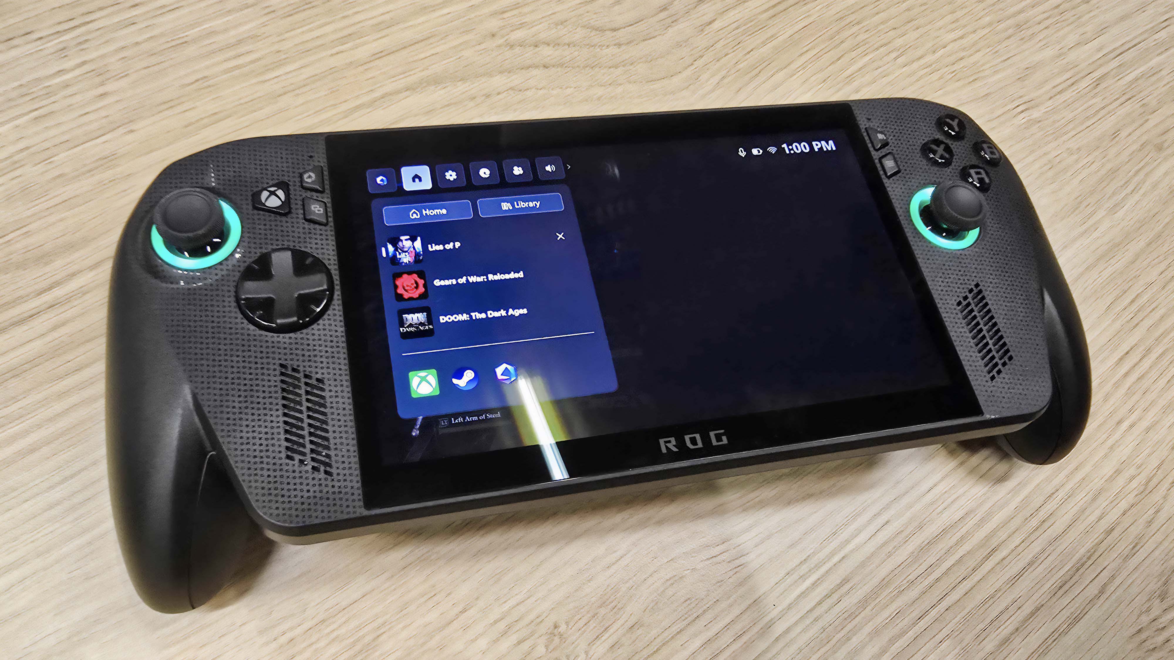 ROG Xbox Ally X на деревянном столе с открытым боковым меню.