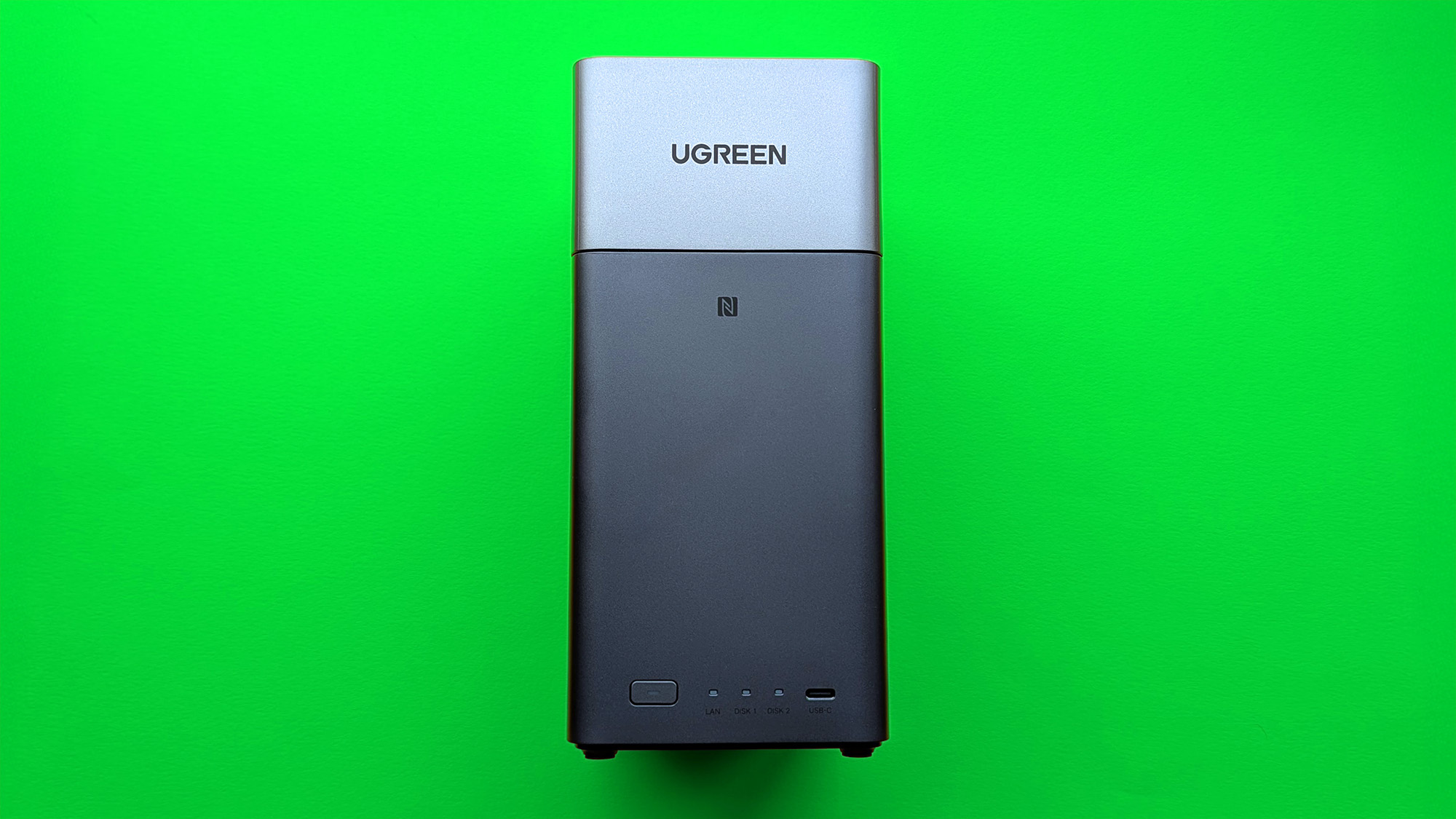 UGREEN NASync DH2300 на зеленом картоне