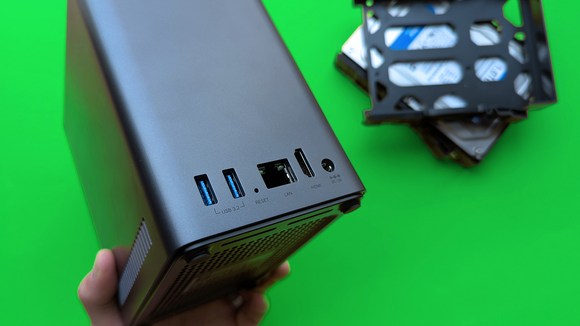 UGREEN NASync DH2300 на зеленом картоне