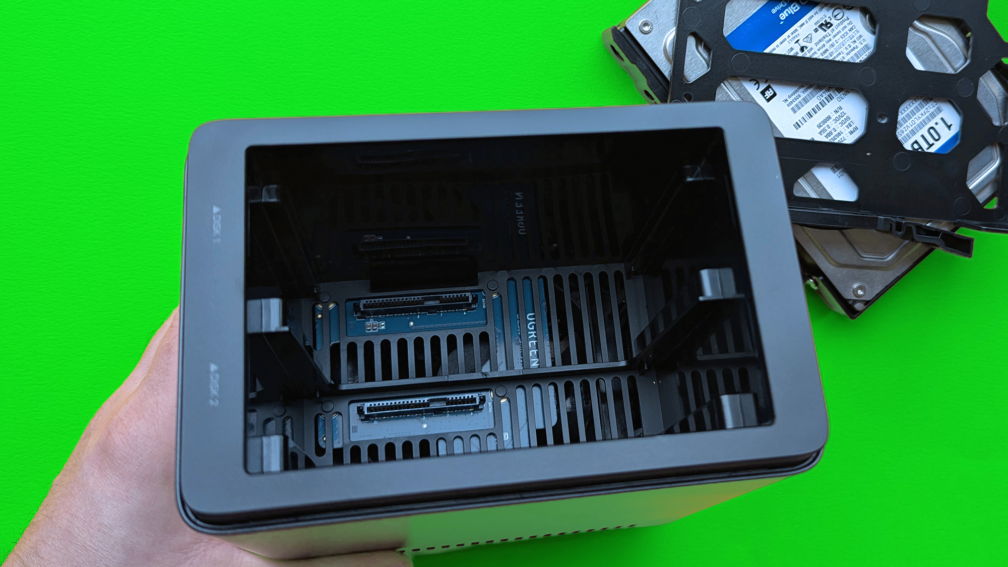 UGREEN NASync DH2300 на зеленом картоне