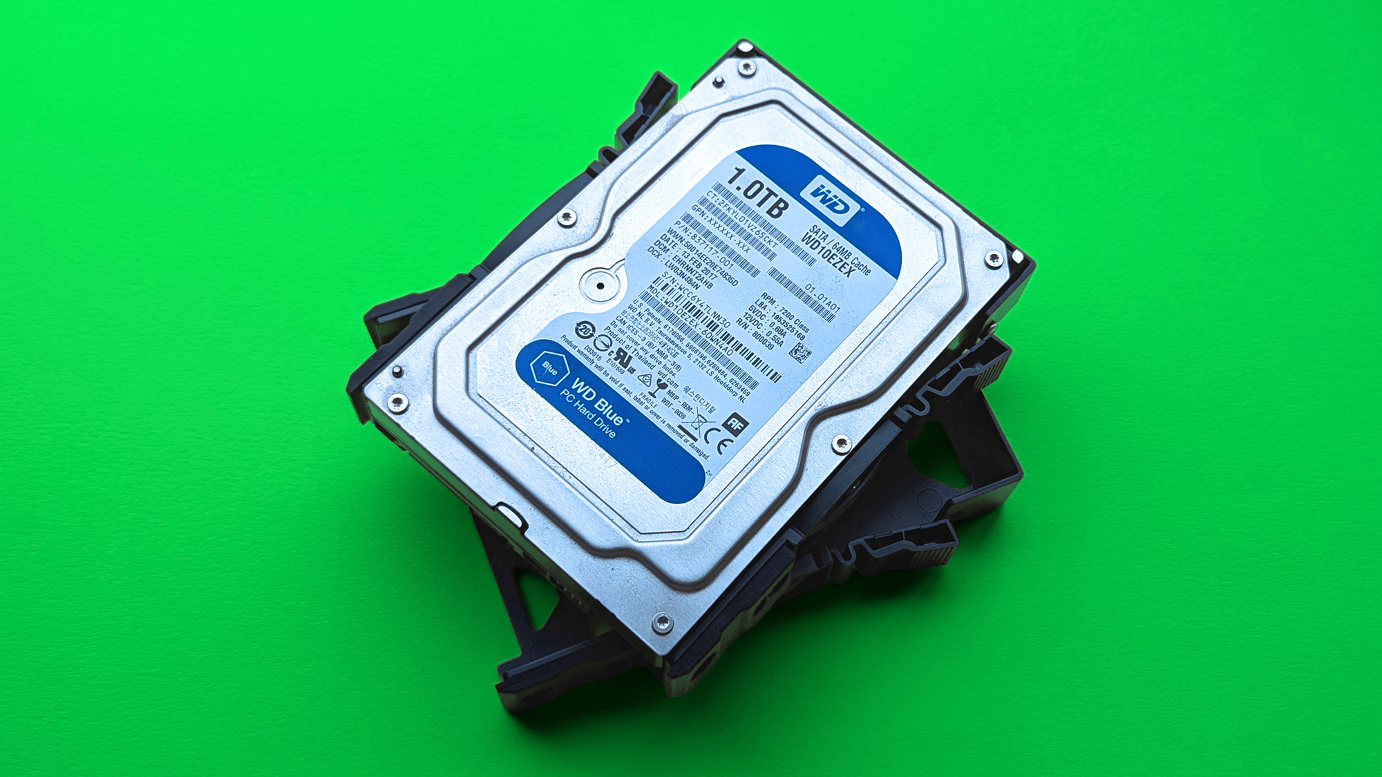 UGREEN NASync DH2300 на зеленом картоне