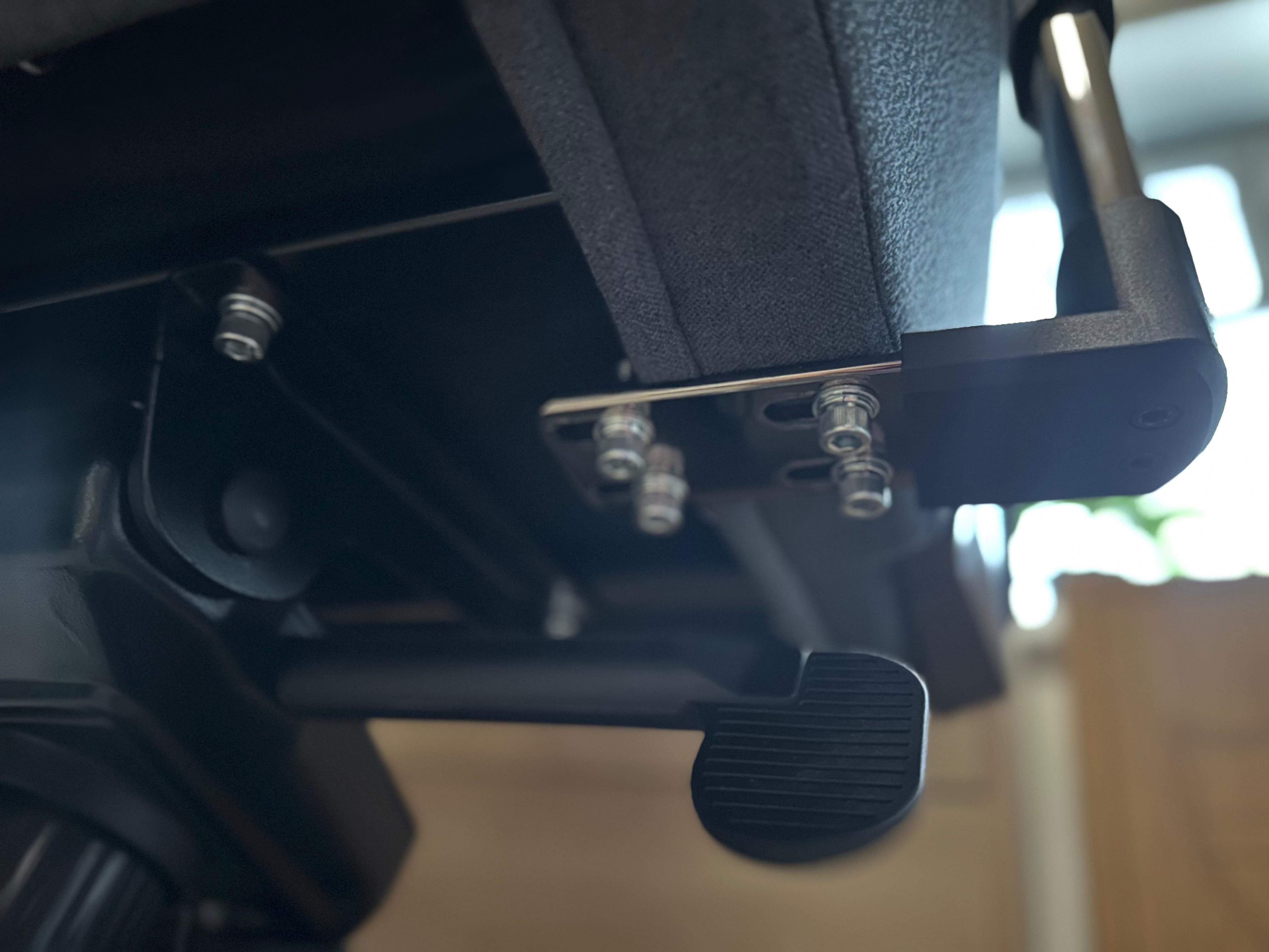 Фотография нижней части кресла E-WIN Champion Upgraded и рычага гидравлики.