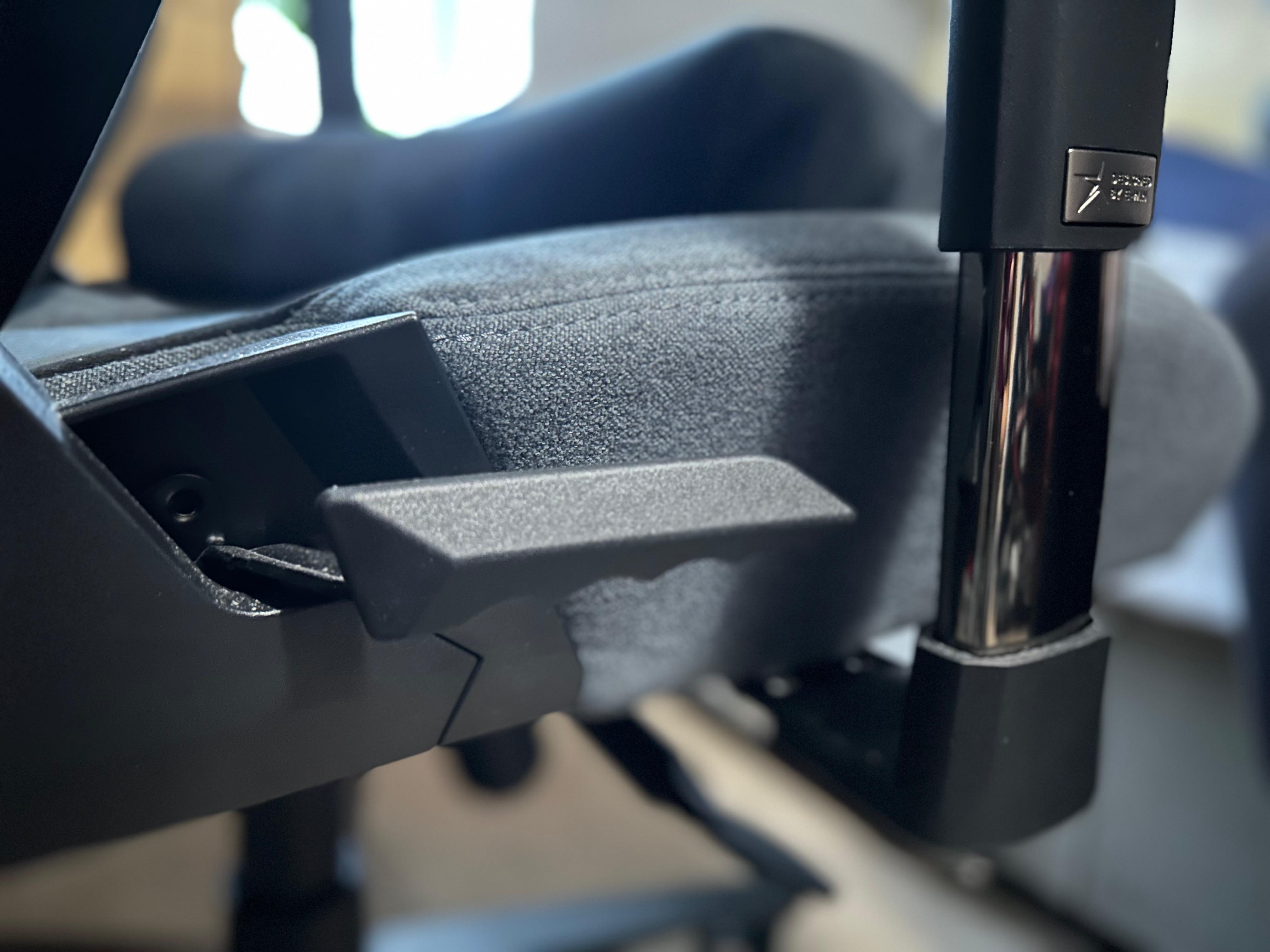 Фотография рычага регулировки наклона спинки кресла E-WIN Champion Upgraded