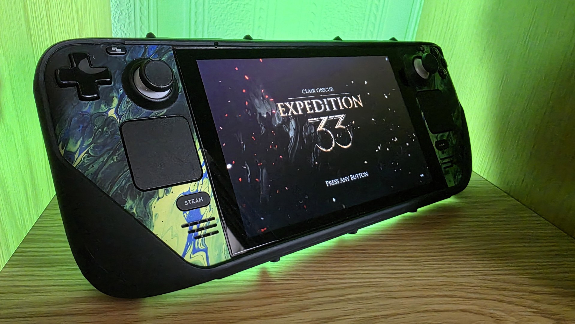 Steam Deck с интерфейсом NvIdia GeForce Now на экране.