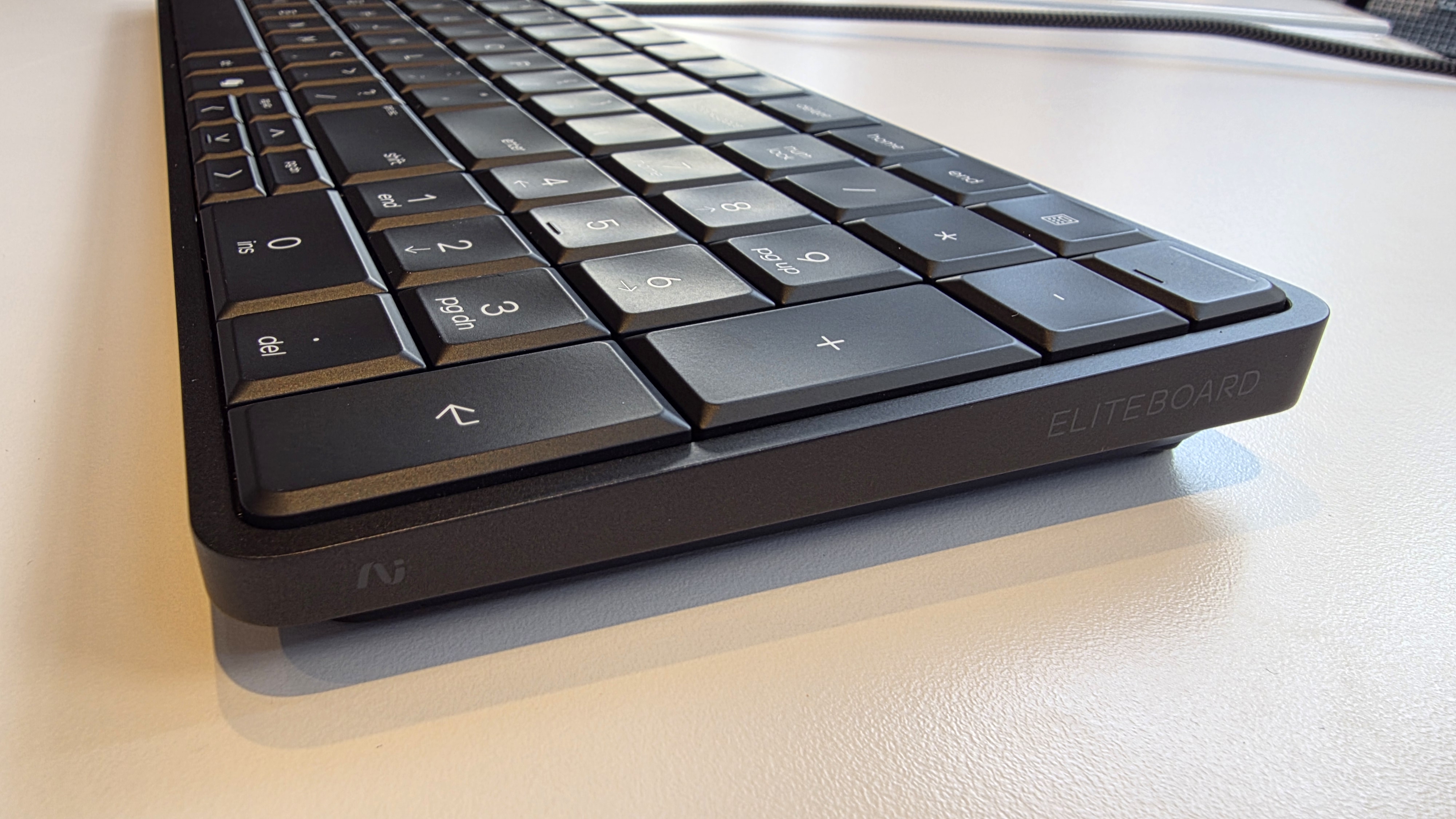 HP EliteBoard G1a на столе