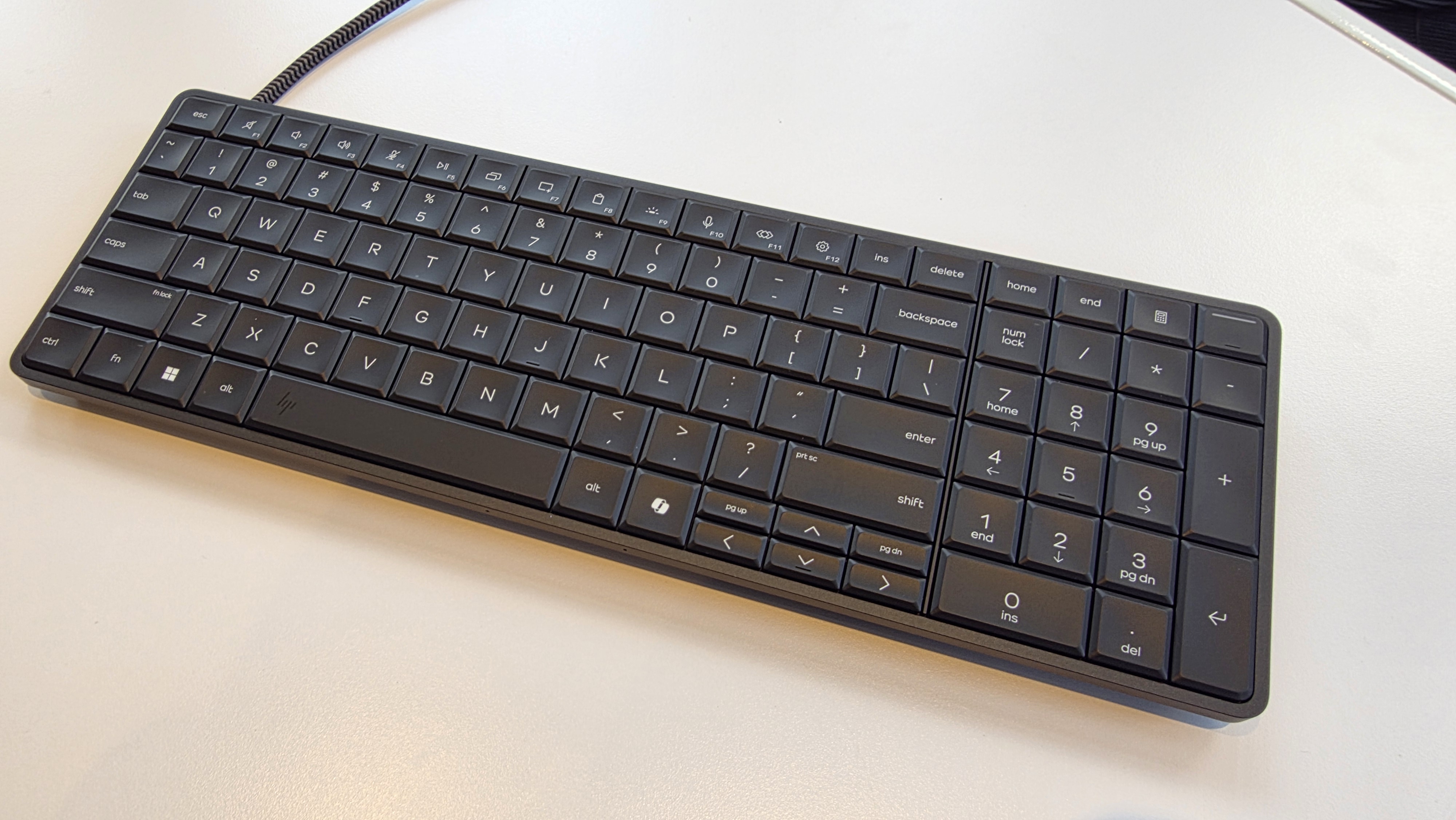 HP EliteBoard G1a на столе