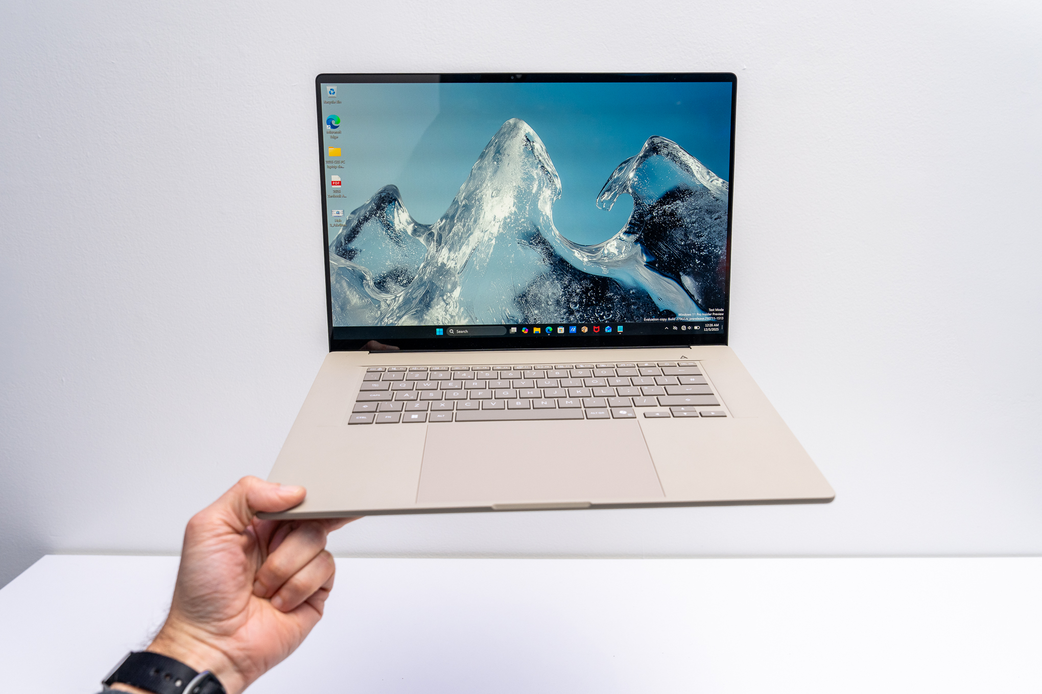 Asus Zenbook A16: 16 дюймов легкости и мощи на CES 2026!