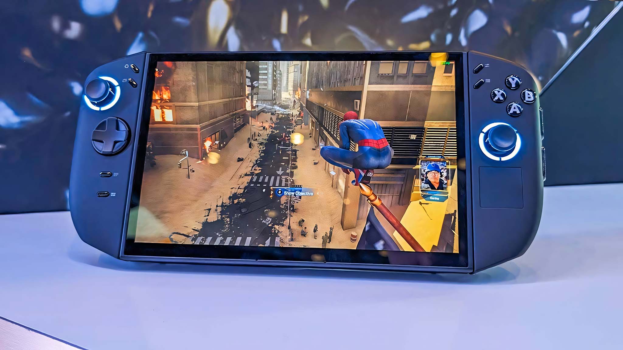 Lenovo Legion Go 2 на столе.