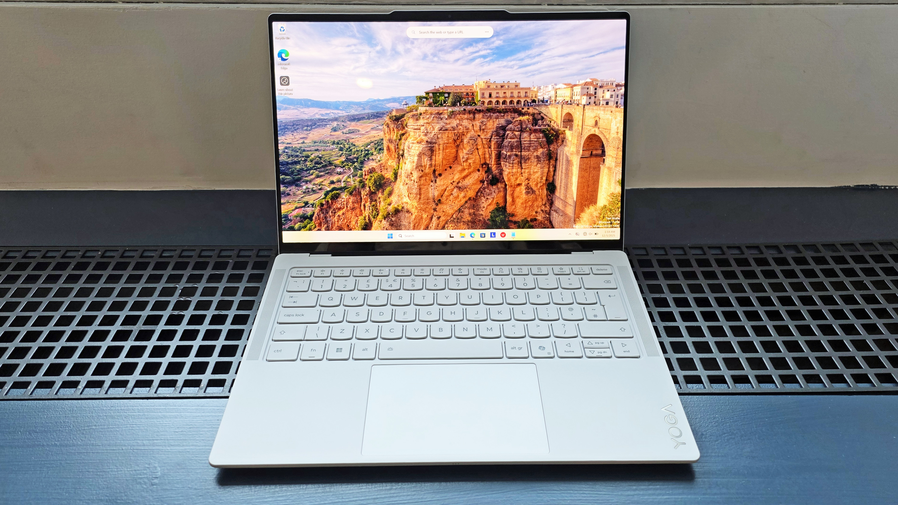 Lenovo Yoga Slim 7i Ultra Aura Edition