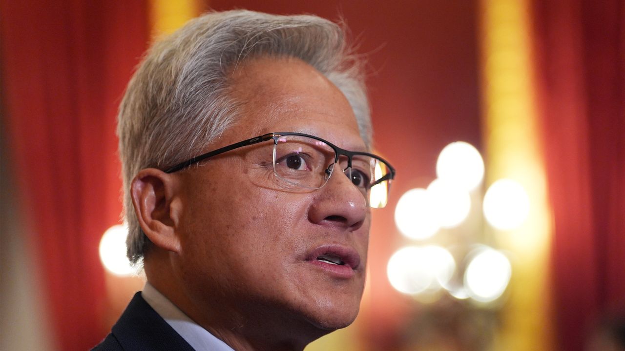 «Божественный ИИ»: Когда ждать и какие риски?