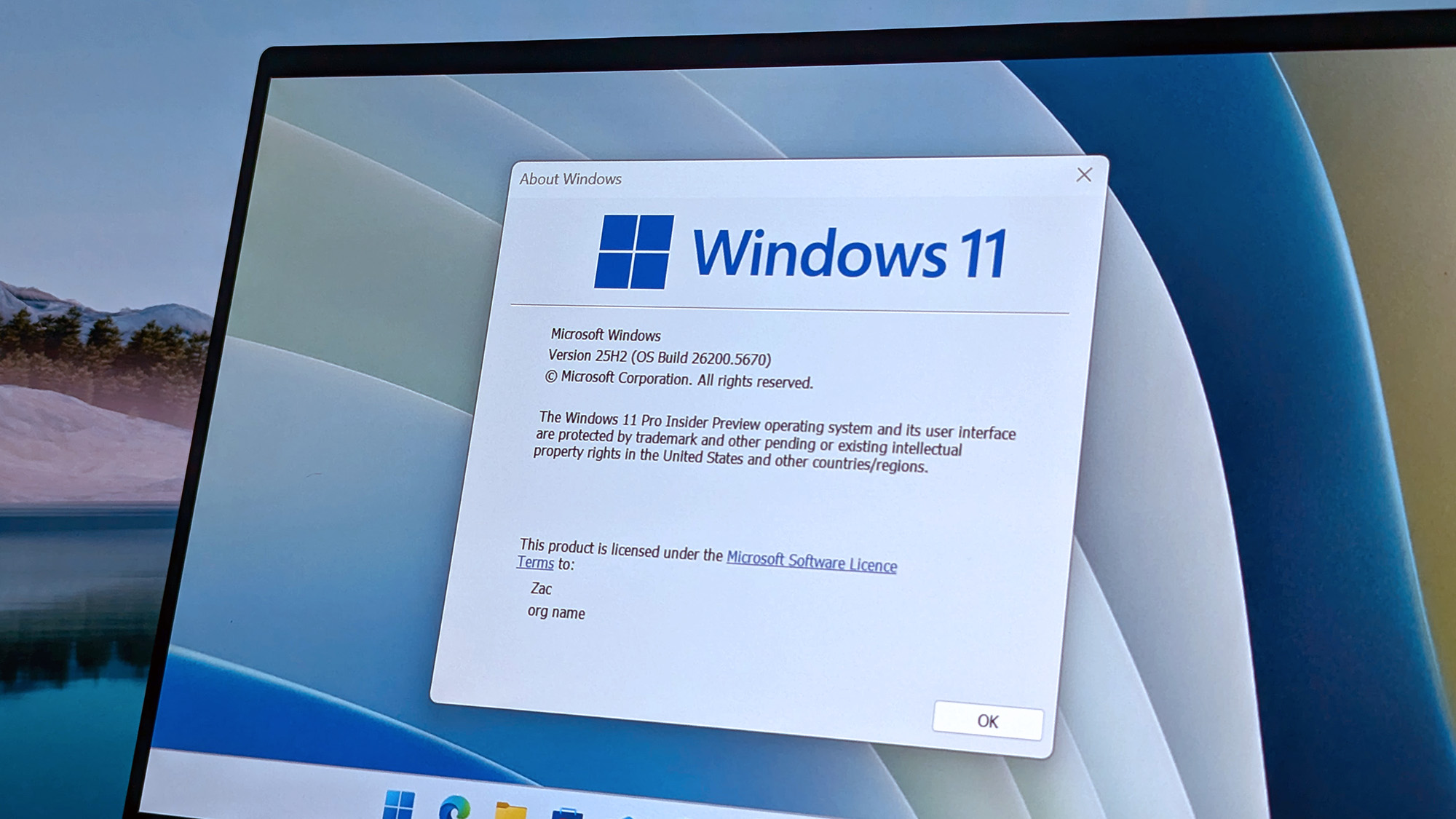 Информация о системе Windows 11 25H2 на экране ноутбука
