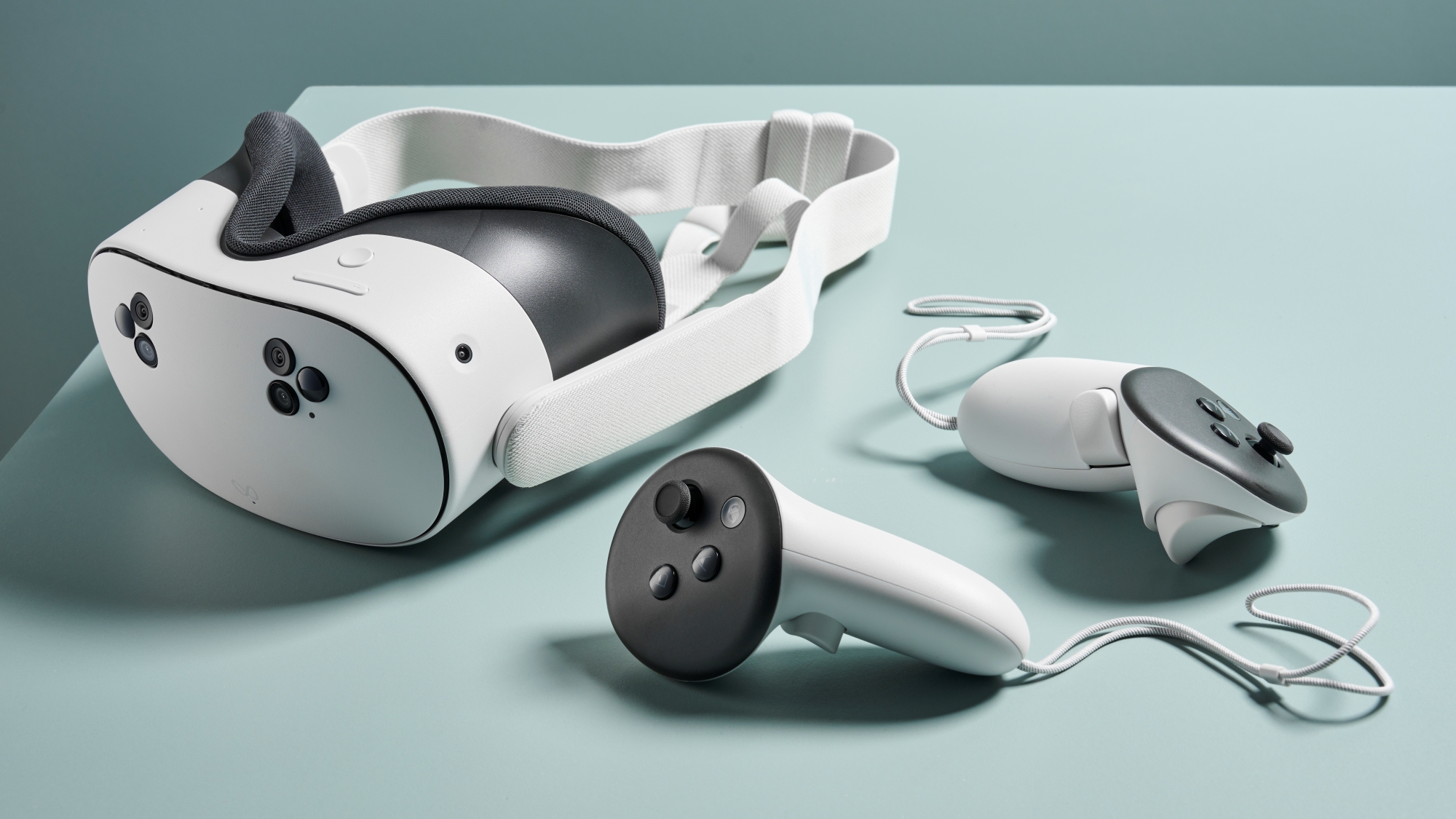 Детали гарнитуры смешанной реальности Meta Quest 3S и контроллеров Touch Plus.