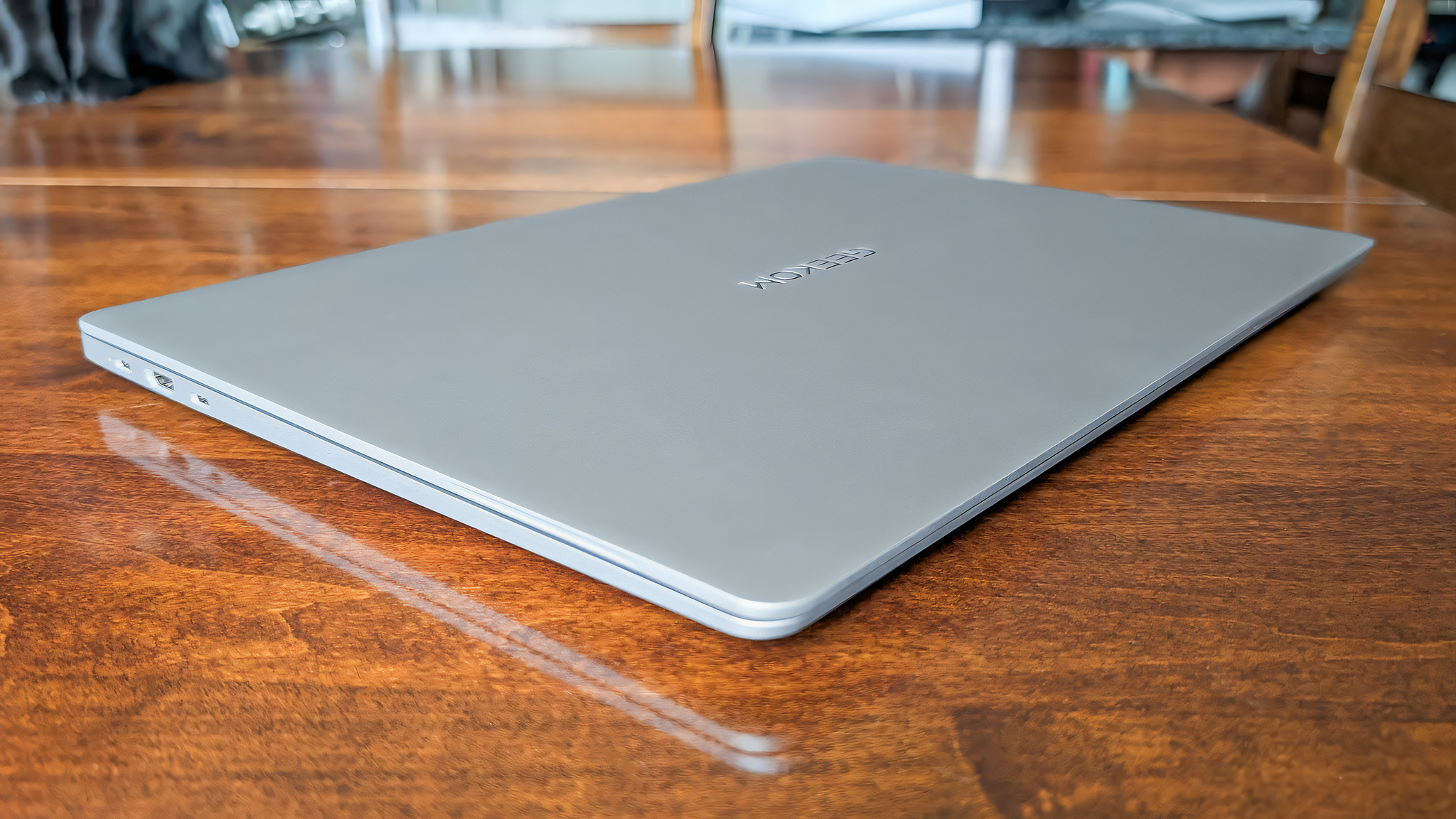 Geekom GeekBook X16 Pro в закрытом виде на столе.