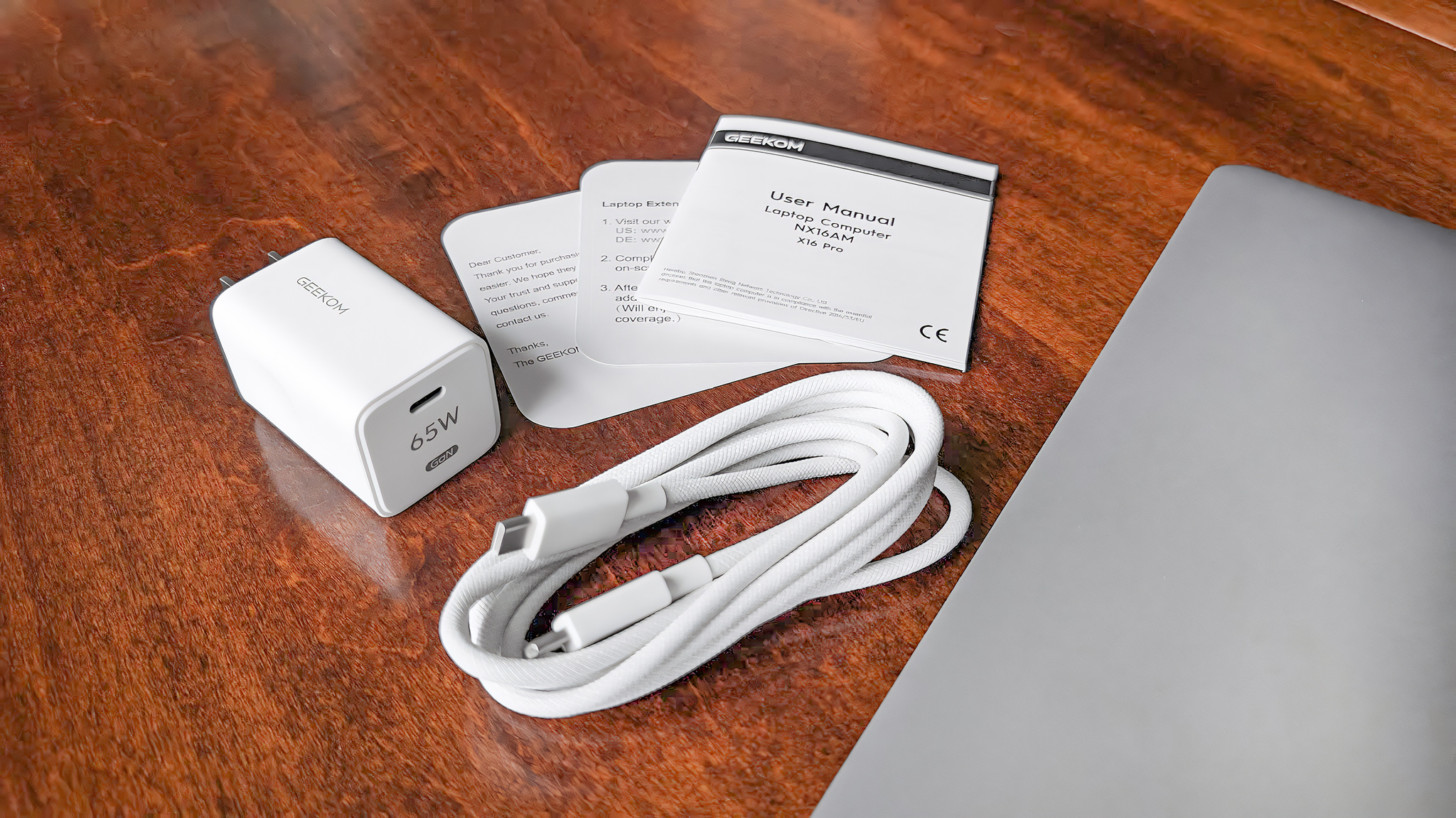 Крупный план адаптера питания и плетёного кабеля USB-C, которые входят в комплект Geekom GeekBook X16 Pro.