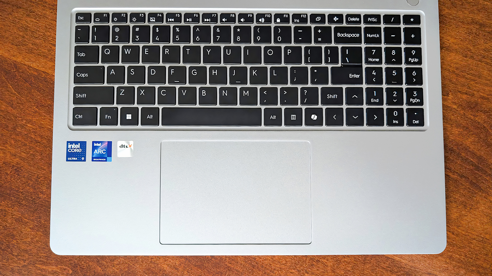 Вид сверху на клавиатуру Geekom GeekBook X16 Pro.