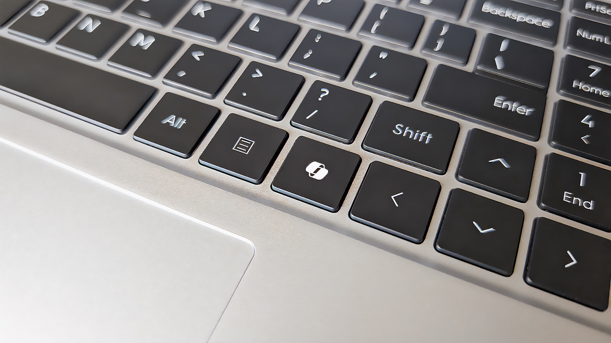 Крупным планом кнопка Copilot на клавиатуре Geekom GeekBook X16 Pro.