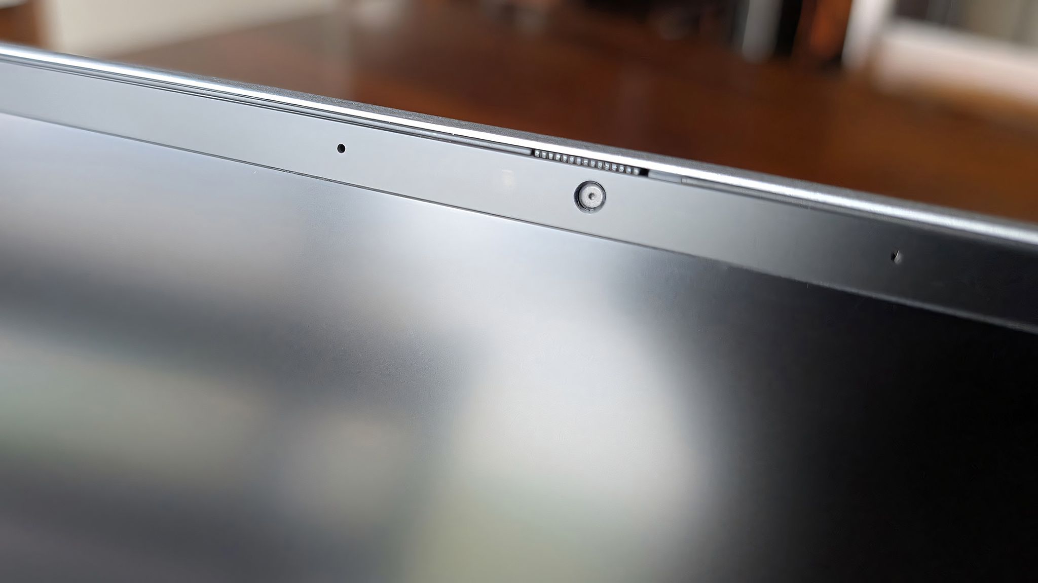 Крупный план веб-камеры и ползунка конфиденциальности на Geekom GeekBook X16 Pro.