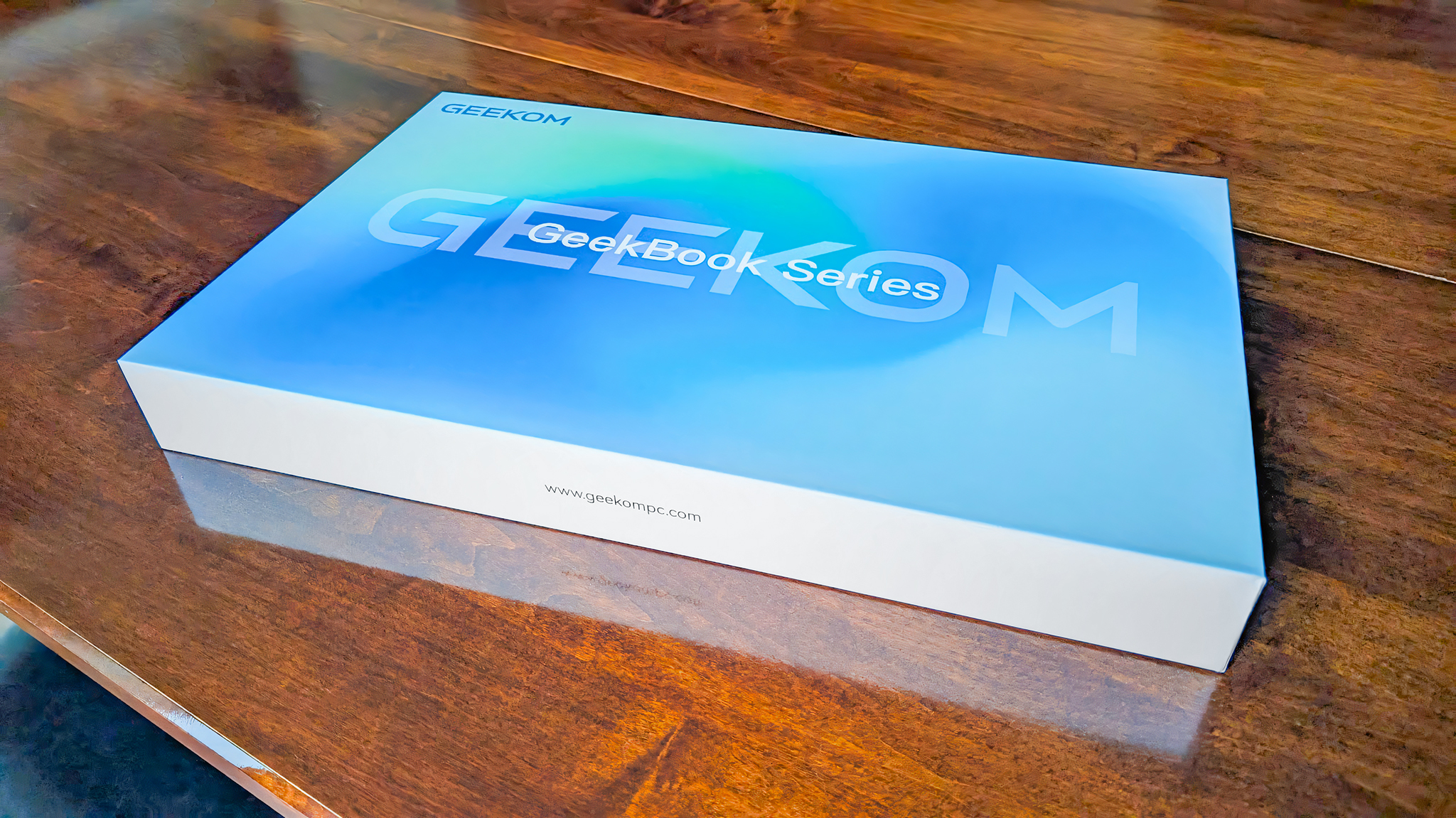 Коробка Geekom GeekBook X16 Pro на столе.