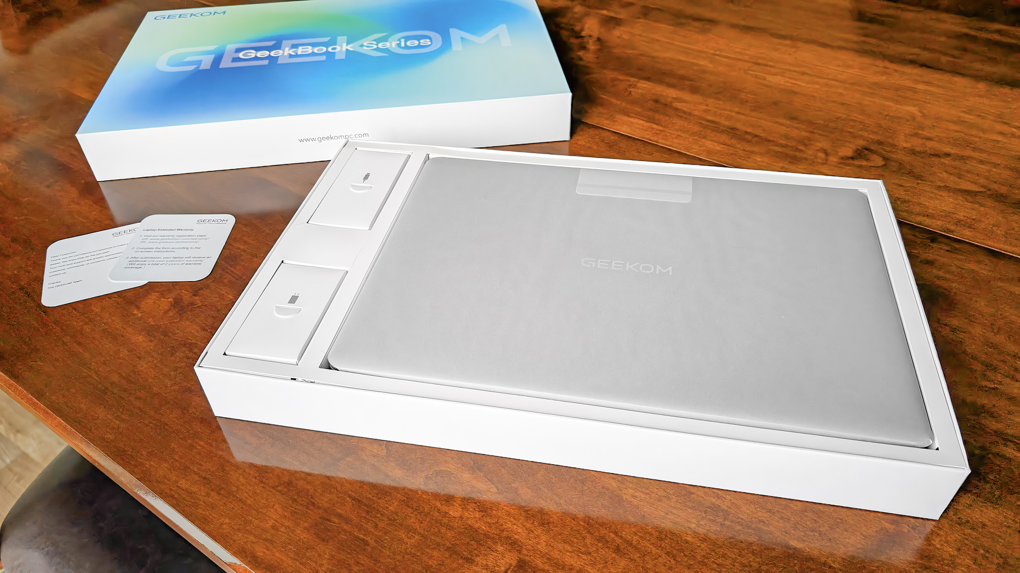 Geekom GeekBook X16 Pro в коробке, но с открытой крышкой.