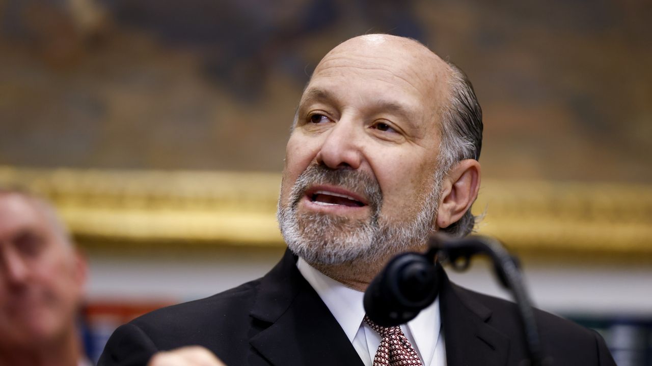 США ставят ультиматум: либо строишь заводы у нас, либо платишь 100% пошлину на память!