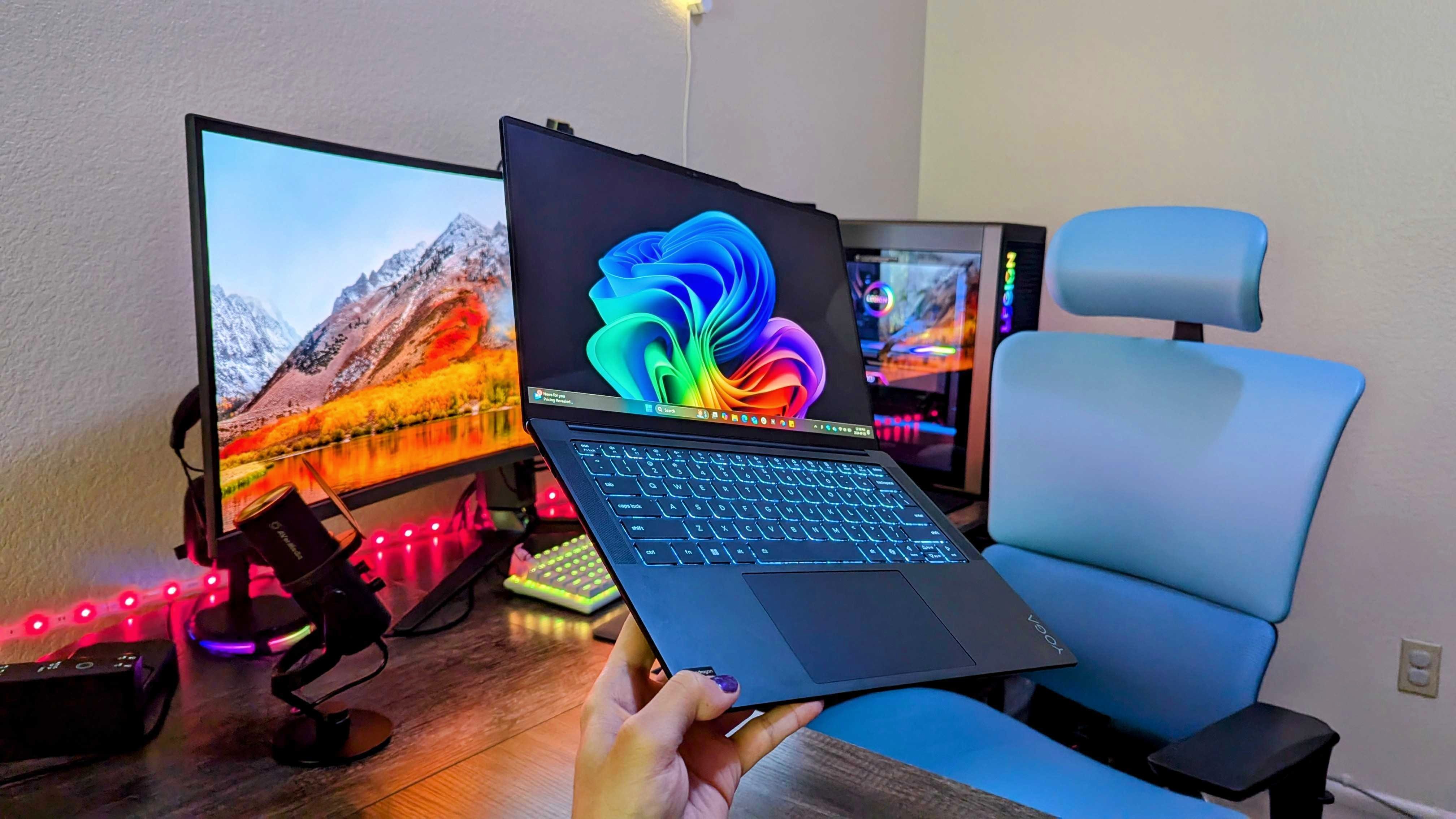 Lenovo Yoga Slim 7x (Gen 9) в руке