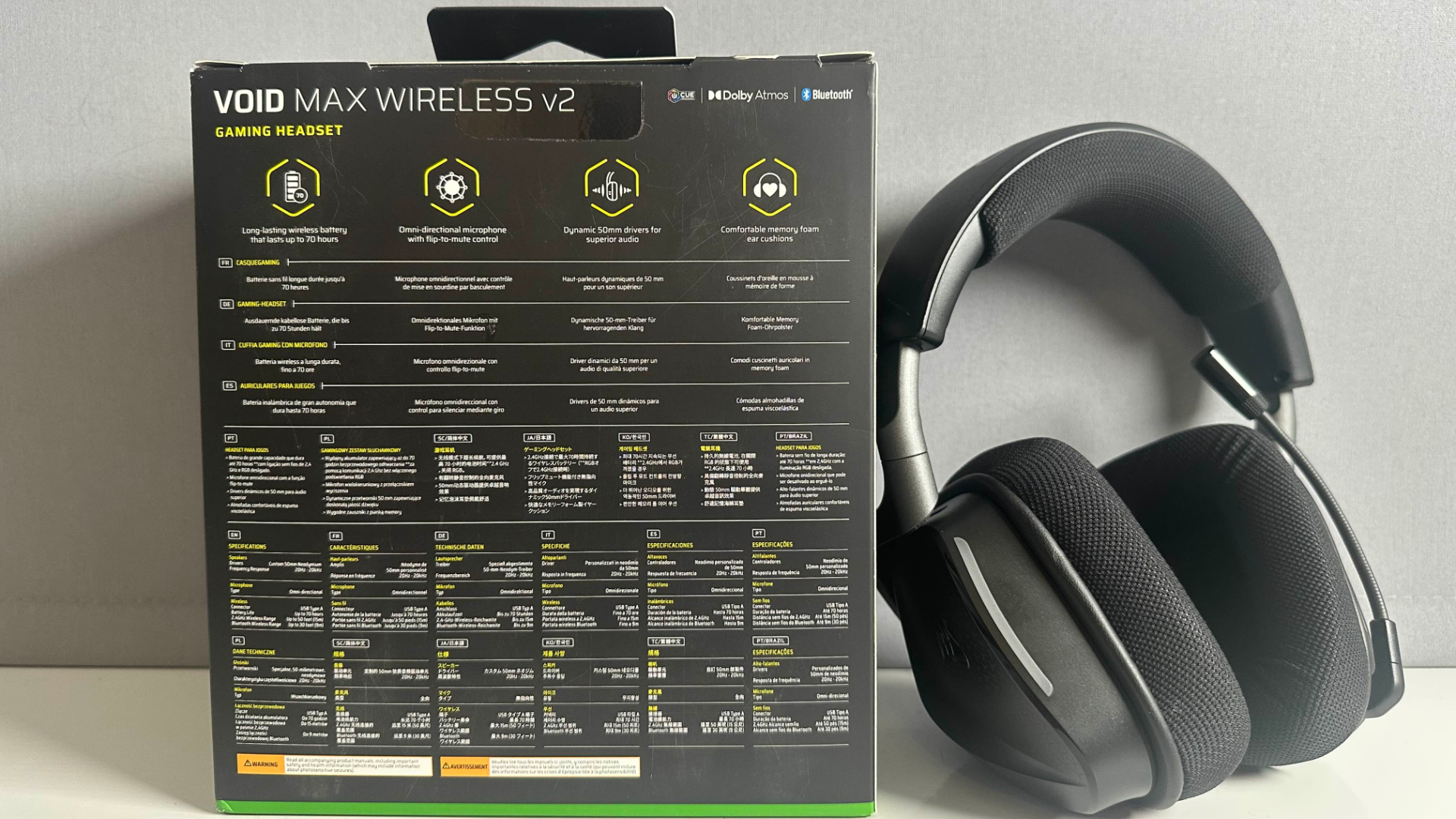 Упаковка Corsair Void V2 Max Wireless демонстрирует ключевые особенности и полные характеристики. На боковой стороне гарнитура показывает микрофон в выключенном положении.