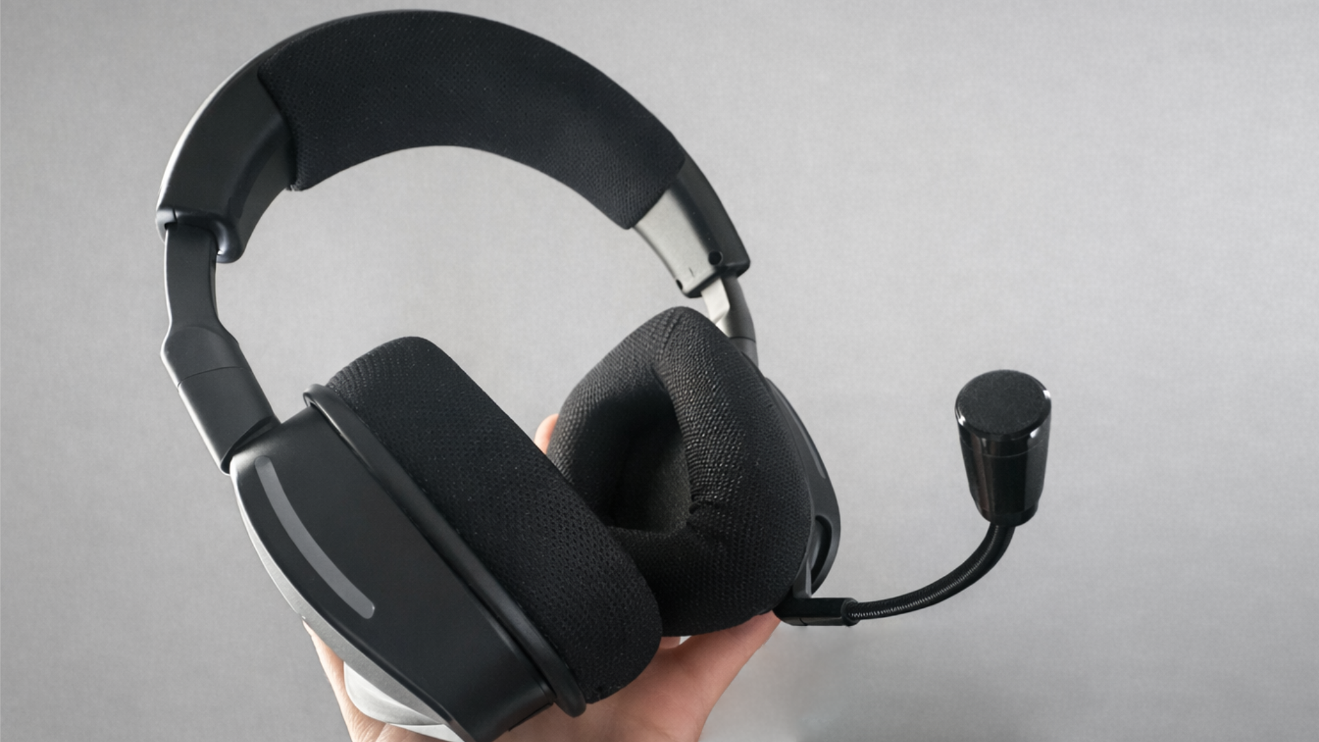 Гибкий микрофон-бум откидывается вверх, чтобы отключить звук, и аккуратно убирается, когда не используется.