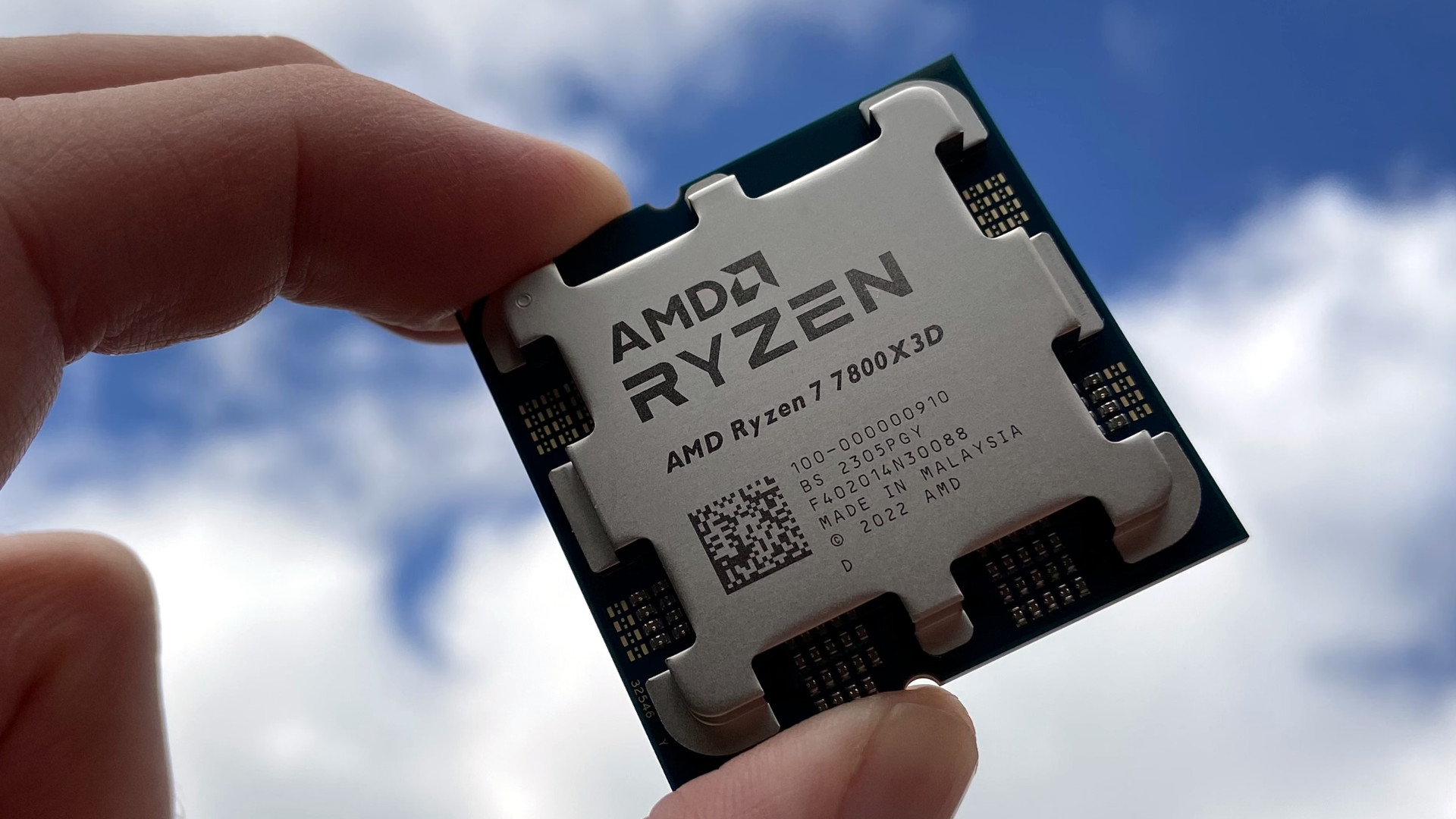 AMD Ryzen 7 7800X3D в руке