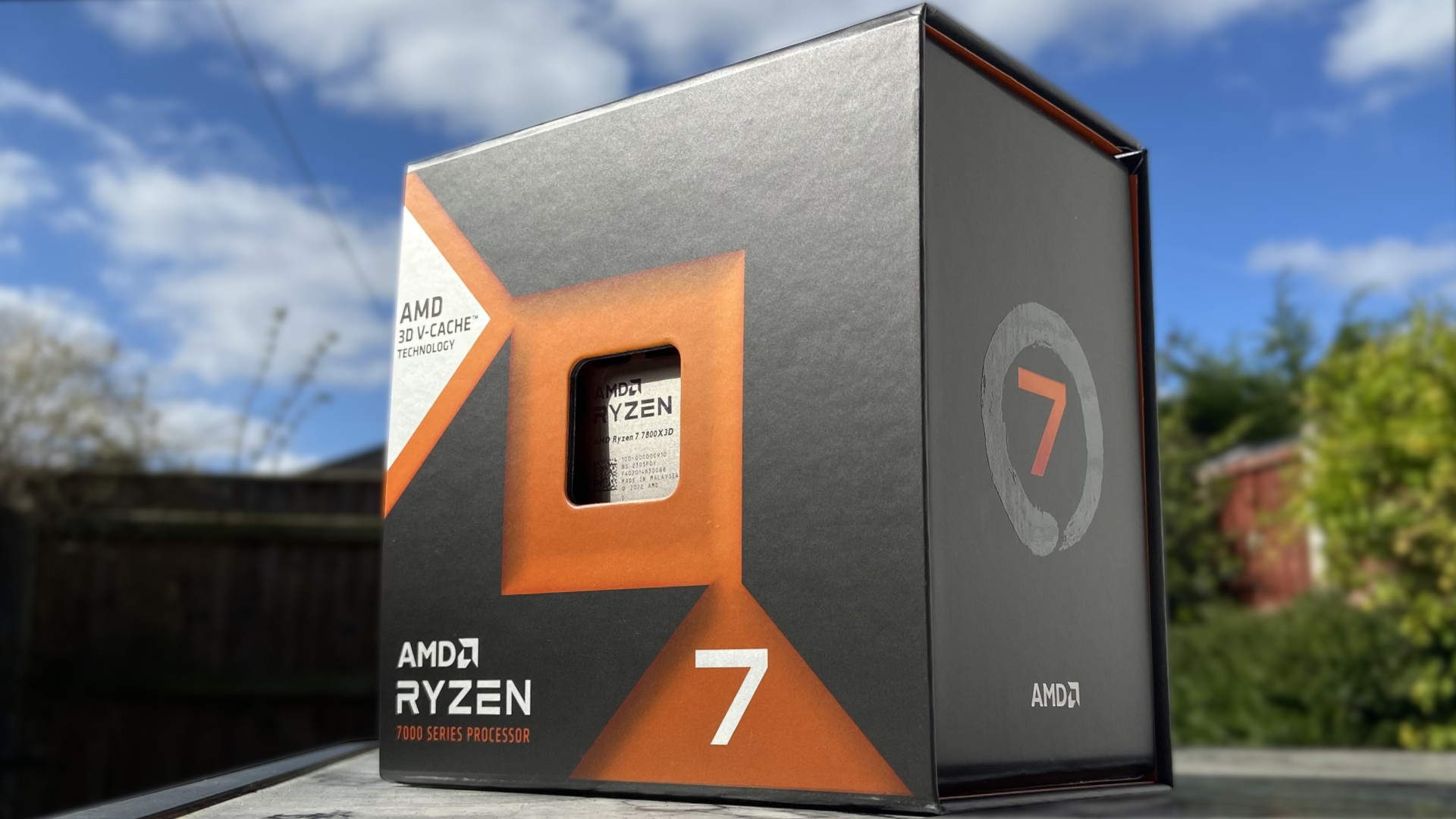 AMD Ryzen 7 7800X3D в коробке
