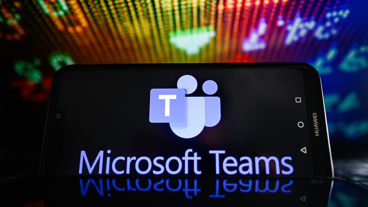 Teams станет умнее: находим коллег по навыкам и добавляем брендовые эмодзи!