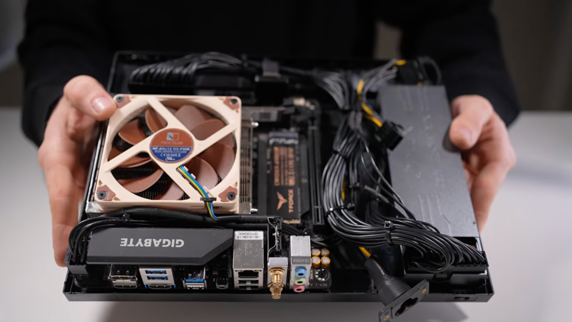 Внутри игровой ПК из Xbox One S, созданный PhasedTech