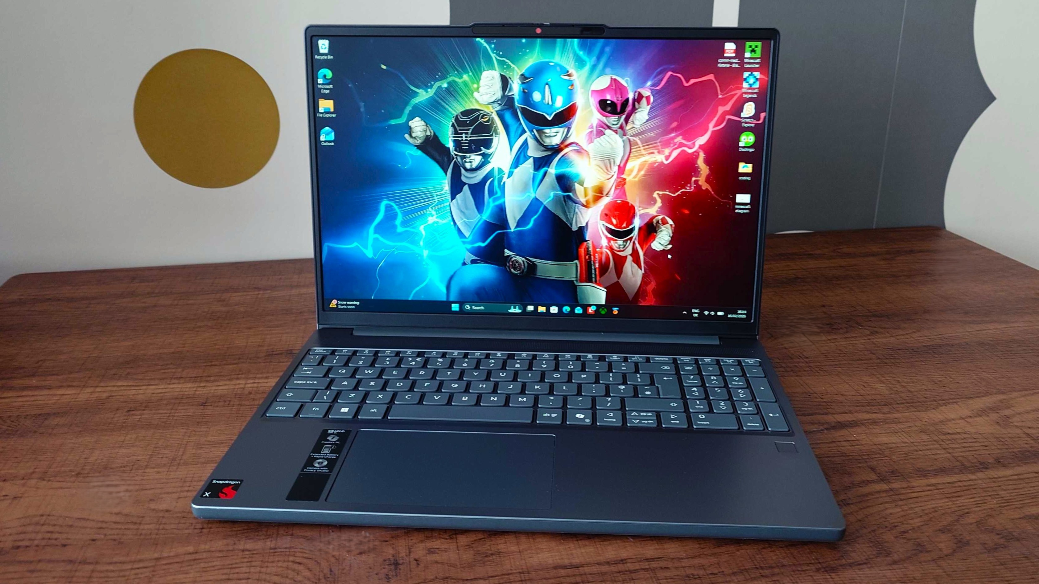 Lenovo IdeaPad Slim 3X на столе