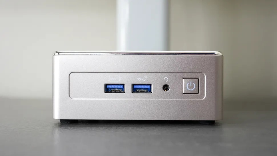 Порты спереди Geekom A5 mini PC