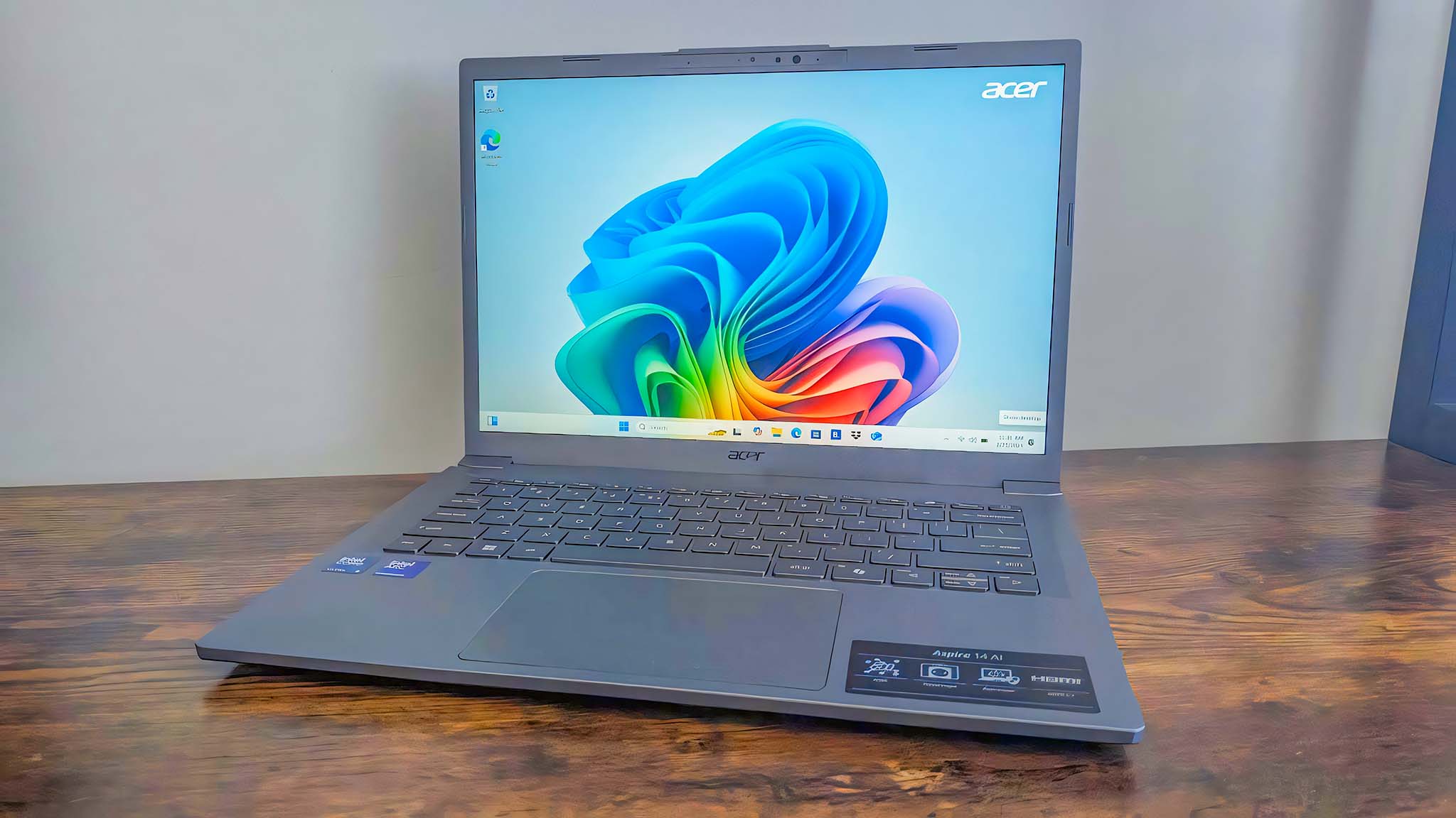 Acer Aspire 14 AI на столе.