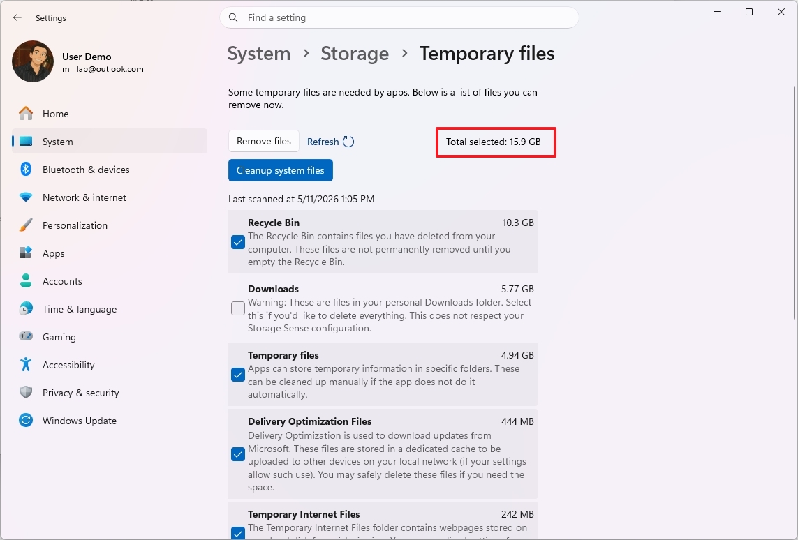 Settings open in System > Storage > Temporary files. A total of 15.9 GB is selected for cleanup. Options include Recycle Bin and Downloads