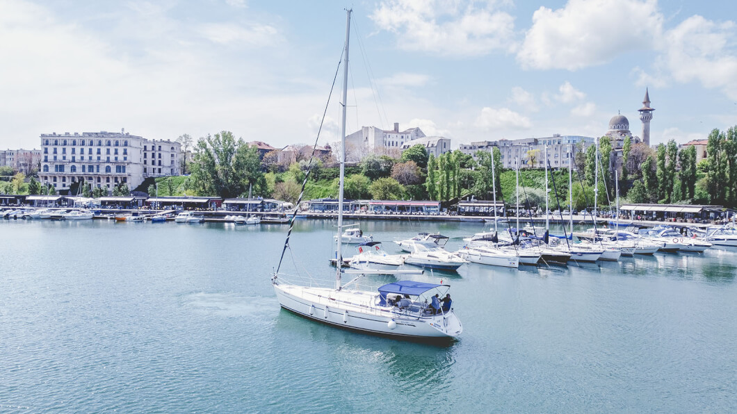 Plimbare Spectaculoasă cu Velierul pe Marea Neagră