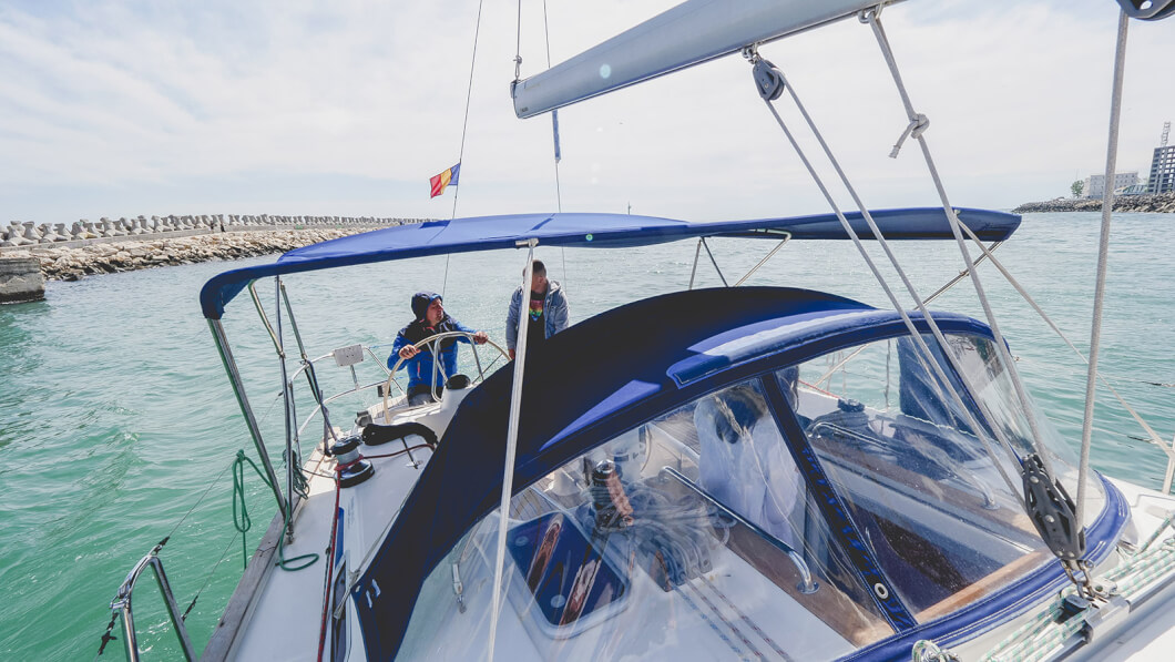 Plimbare Spectaculoasă cu Velierul pe Marea Neagră