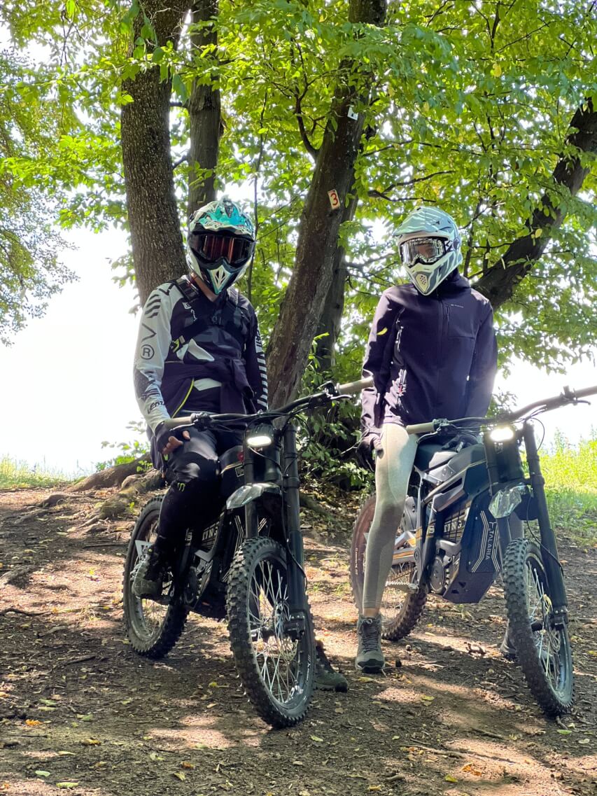 Plimbare Epică pe Motociclete Electrice prin Pădure în Cluj