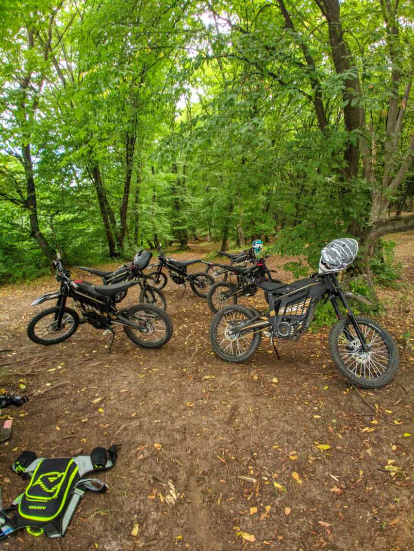 Plimbare Epică pe Motociclete Electrice prin Pădure în Cluj