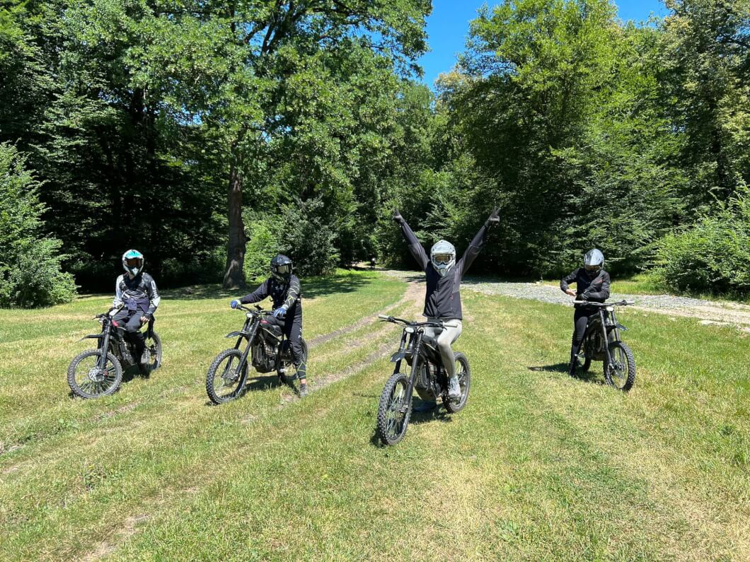 Plimbare Epică pe Motociclete Electrice prin Pădure în Cluj