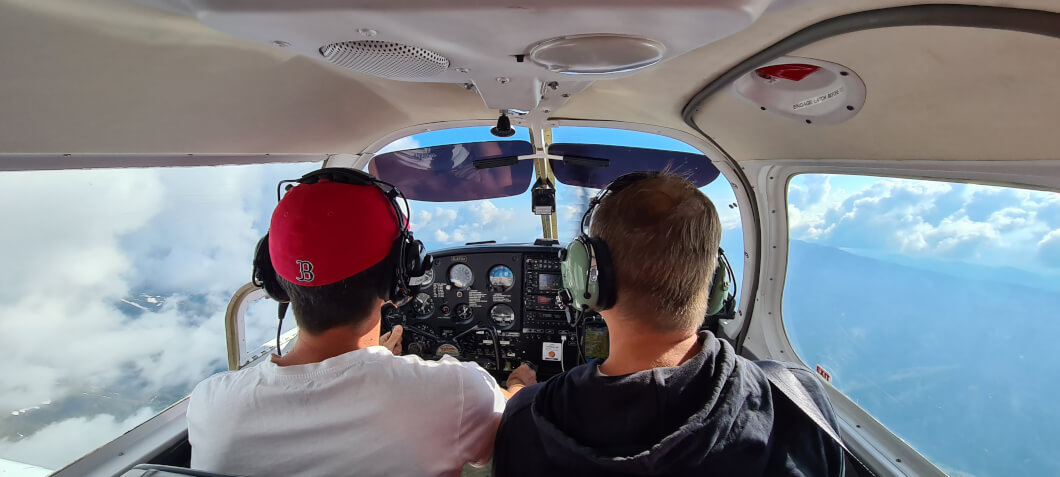 Zbor cu Avionul deasupra Munților Bucegi