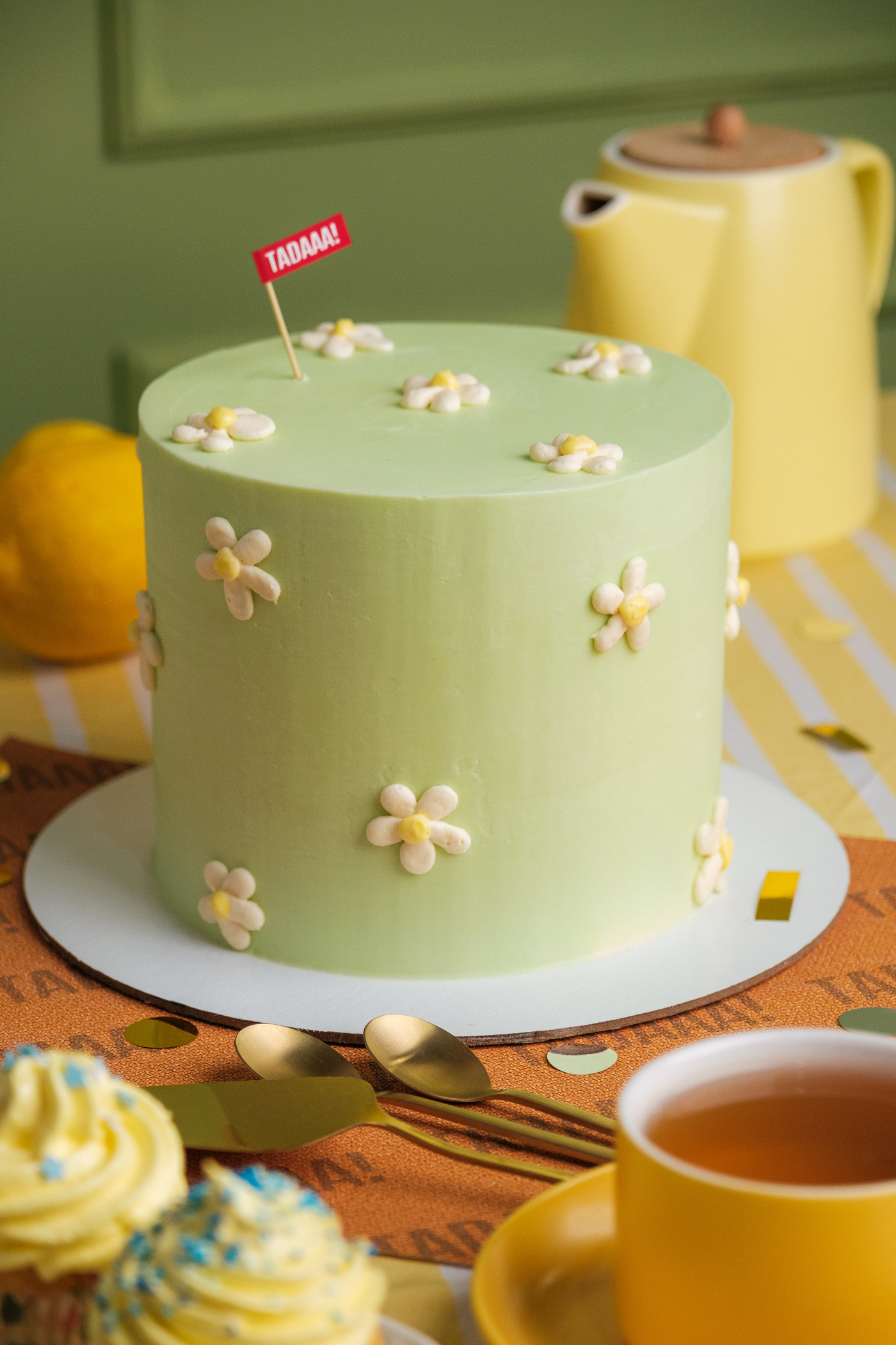 Daisy Lemon Cake 8''