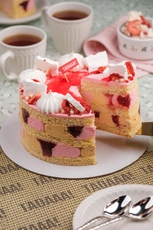 Cutter &Squidge’s Strawberry Eaton Mess Dream Cake 6''