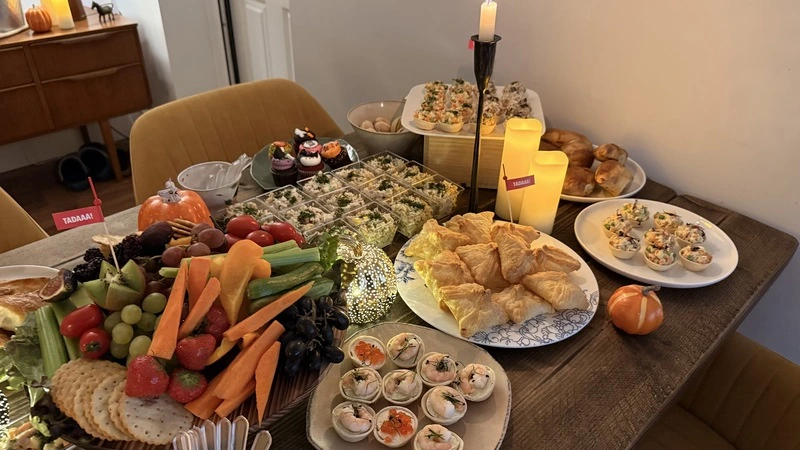 20-Cup Salad Set: Ham Olivier & Crab Salad